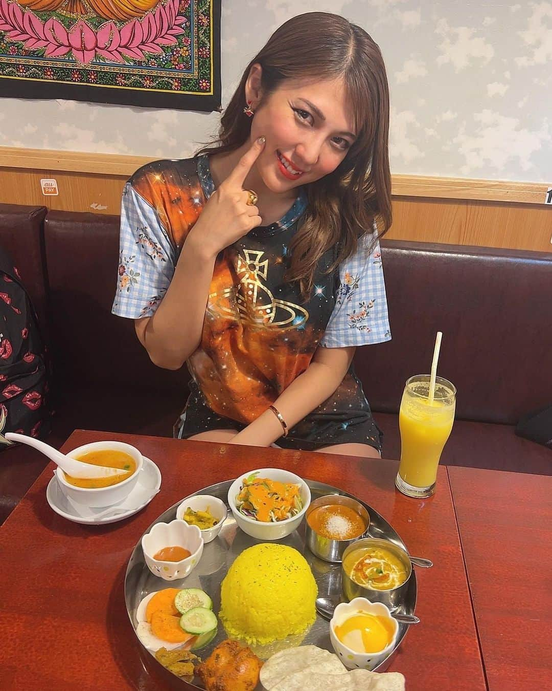 神谷麻美さんのインスタグラム写真 - (神谷麻美Instagram)「#ネパール料理 #INDRENI で 国民食 ダルバート セット 食べたよ🩷🥰🇳🇵✨️  ダルカレーとエビココナッツカレー美味しすぎるっ🥰💖🥥💖✨️  ネパール人が作ったネパール料理だから、本番の味がして、すごく美味しいっ🥰💖✨️  #ダルバート は野菜や豆料理をワンプレートに乗せた料理で、見た目も鮮やか🥰💖✨️ お店や家庭によって、乗せるものが違うのも、楽しいところ☺️💖✨️   バートは#ネパール語 でご飯を意味してるよ🩷✨️  シーケバブもスパイスが効いてて美味しかった🥰💖  #ネパール 料理も美味しいっ🥰🇳🇵💖✨️  いろんな国の料理大好き〜💖🌏💖✨️  PR @indreni.india.nepali.food #海外グルメ #インド料理店 #品川ディナー #インドレストラン」7月21日 20時35分 - asamice428