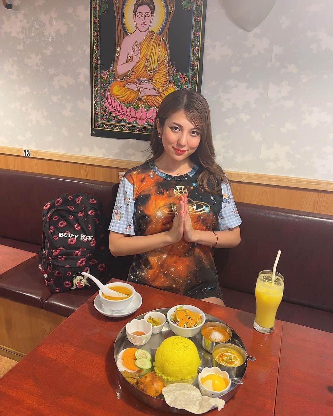 神谷麻美さんのインスタグラム写真 - (神谷麻美Instagram)「#ネパール料理 #INDRENI で 国民食 ダルバート セット 食べたよ🩷🥰🇳🇵✨️  ダルカレーとエビココナッツカレー美味しすぎるっ🥰💖🥥💖✨️  ネパール人が作ったネパール料理だから、本番の味がして、すごく美味しいっ🥰💖✨️  #ダルバート は野菜や豆料理をワンプレートに乗せた料理で、見た目も鮮やか🥰💖✨️ お店や家庭によって、乗せるものが違うのも、楽しいところ☺️💖✨️   バートは#ネパール語 でご飯を意味してるよ🩷✨️  シーケバブもスパイスが効いてて美味しかった🥰💖  #ネパール 料理も美味しいっ🥰🇳🇵💖✨️  いろんな国の料理大好き〜💖🌏💖✨️  PR @indreni.india.nepali.food #海外グルメ #インド料理店 #品川ディナー #インドレストラン」7月21日 20時35分 - asamice428