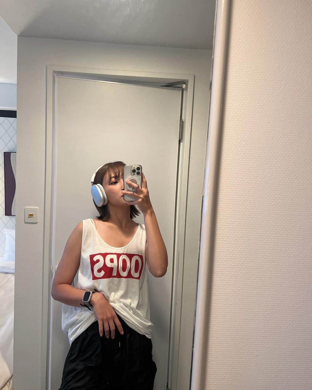 のインスタグラム：「みてみてー！念願のairpods maxちゃん☺︎ とっても使いやすい🥹🎧 ． ． いつもお世話になっている @atelier.ruban.osaka さんで 初めてボディの施術をして頂きました！ お腹がスッキリしましたー🥹 海とかプールとか行きたいサマーガール🏝️ふふ」