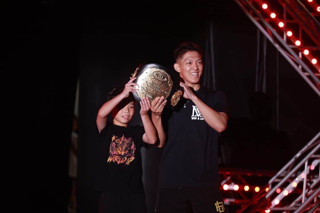 野杁正明のインスタグラム：「. 開会式の時のエスコートキッズ👦🏻 一緒に歩いてくれてありがとね🤝」