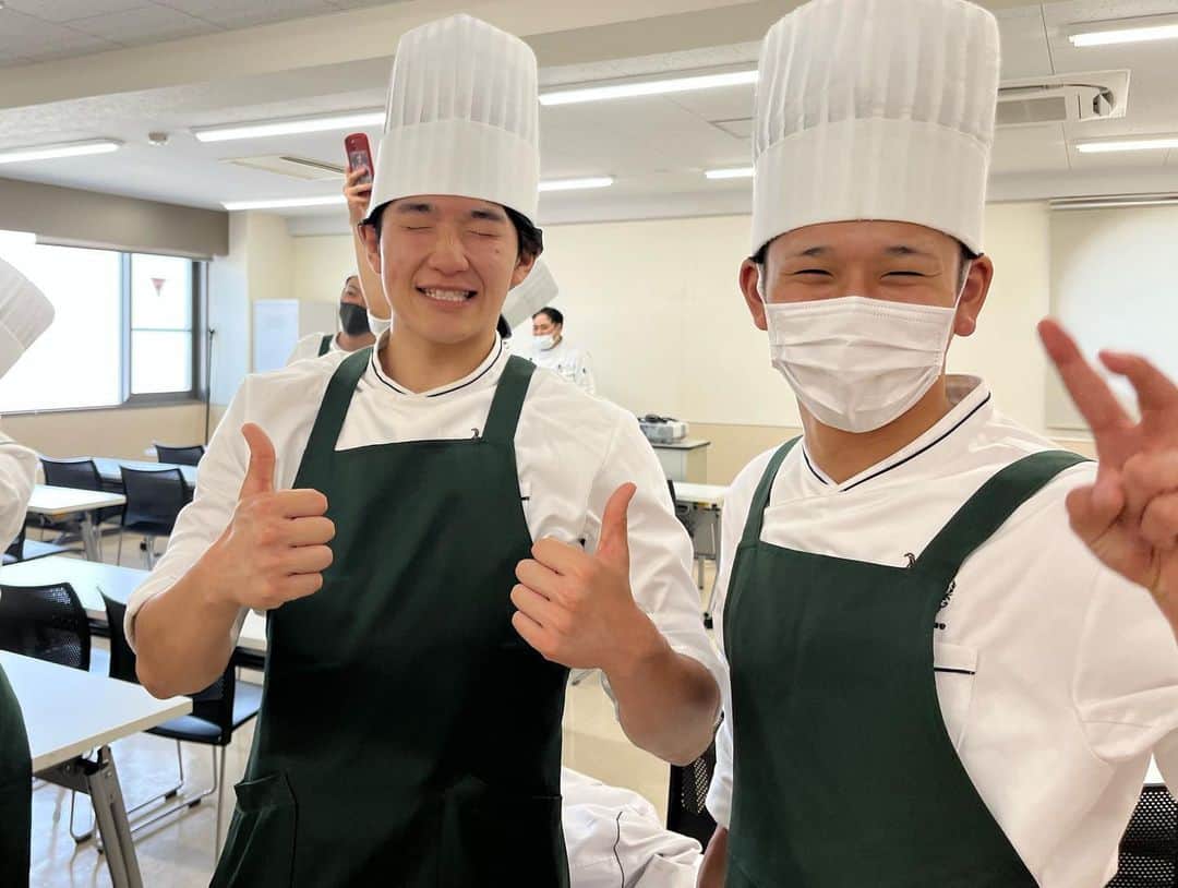 東京ベルエポック製菓調理専門学校さんのインスタグラム写真 - (東京ベルエポック製菓調理専門学校Instagram)「🧑‍🍳パティシエ調理師Wライセンス科🍽️  夏休み前最後の調理実習の授業内で、 学内コンテストを実施しました！ 課題は、プレーンオムレツ🍳  短い期間で練習を重ねた成果を発揮する場となりました。 予選の上位9名が決勝に進み、1〜3位が決まりました🎖️ 決勝戦が終了すると、窓越しに観ていたクラスメイトから 「お疲れ様ー！」という歓声・拍手があがり、 讃えあう様子がとても印象的でした。  中には思い通りにできず悔しい思いをした学生もいましたが、 何があっても最後まで諦めず頑張りました✨ 緊張から解放され、最後は笑顔☺️🫶 常に目標を持ち続け、成長し続けてほしいです✊ 皆さん、本当にお疲れ様でした！  #東京ベルエポック製菓調理専門学校 #ベルエポック #東京ベルエポック　　 #Wライセンス科 #製菓も調理も学ぶ #皿盛り#シェフ#本格的#料理作り記録 #料理作り#料理好きな人と繋がりたい  #お菓子作り好きな人と繋がりたい  #お菓子も料理もどっちも好き  #製菓調理師#調理師#製菓衛生師#専門学校 #学内コンテスト#プレーンオムレツ」7月21日 20時45分 - belleseika