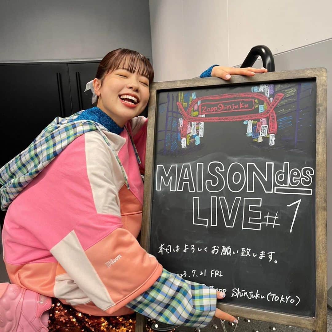 asmiさんのインスタグラム写真 - (asmiInstagram)「MAISONdes LIVE #1  in Zepp Shinjuku たのしすぎたーーー！！  アイワナムチューでみんなの熱気を肌で感じてぶち上がった🥹🔥 ヨワネハキはトリを任せてもらって、自分なりにMAISONdesへの感謝を伝えることができてよかったです。本当にありがとうございました🩷  みんな また帰ってこようね🏢 MAISONdesに😚」7月21日 20時38分 - asmi__official