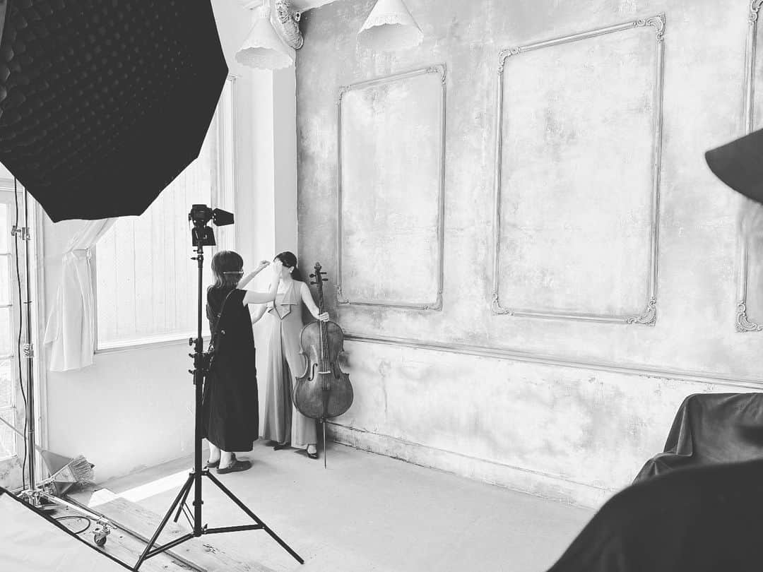 新倉瞳のインスタグラム：「Shooting for Autmn/Winter collections   昨日は @m_maglie_le_cassetto_official の新作ドレスの撮影でした！  大人気をいただいておりますあのおパンツドレスの新色も登場です。 バイカラーもあるなんていう ウ・ワ・サ🤭  相変わらず素晴らしいMチームで、終始楽しく真剣な現場でした✨ おつかれさまでした！！  ただ私は帰国時からの疲れか、眠すぎて、衣装&メイクチェンジのたび船を漕いでしまいました🤤😴🚣‍♂️ (撮れた写真が半目ではなかろうか心配💦)  皆さま公開をどうぞお楽しみに❤️」