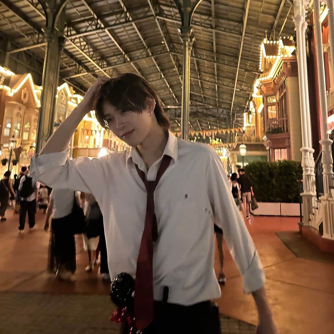 福村飛翔さんのインスタグラム写真 - (福村飛翔Instagram)「ターキーレッグは2人で3本  今日好きコンビ @_moesato    #Disney #disneyland  #tokyodisneyland  #制服ディズニー」7月21日 20時38分 - 3bebi