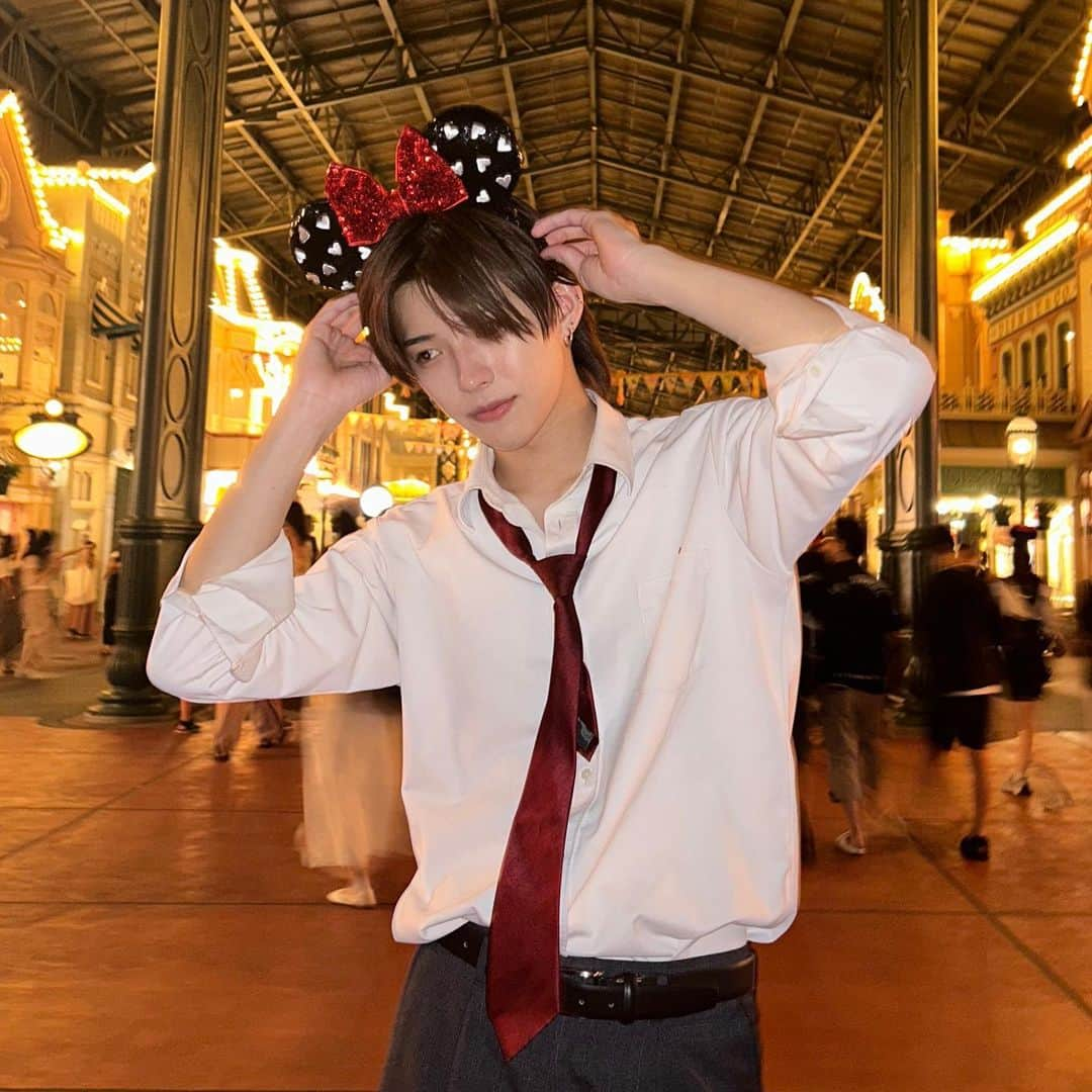 福村飛翔のインスタグラム：「ターキーレッグは2人で3本  今日好きコンビ @_moesato    #Disney #disneyland  #tokyodisneyland  #制服ディズニー」