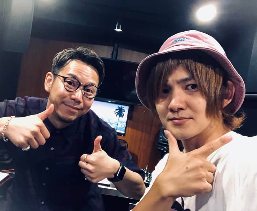 加部輝（ウルトラ寿司ふぁいやー）のインスタグラム：「今日はお昼にToshiya Hosokawaくんと、アレをこうしたりソウしたり色々していました！とてもクリエイティブだった！！  まずは、以前2人で共作曲させて頂いた  『もう愛してると言えない』 #チャンミン from #東方神起  是非お聴き下さい♪」