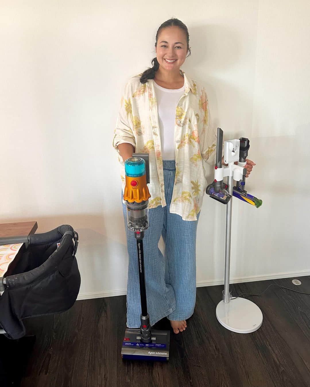 エリナ シルカのインスタグラム：「我が家でも実践! @dyson_jp のダイソンサブマリン。水拭きができるウェットローラーヘッドで溢れた牛乳を掃除してみたけど、楽々綺麗になってやっぱり最高〜！夏の時期のフローリングのベタつきや、山田ディーのお肉焼いた後の油とかアタッチメント変えるだけですぐに掃除できるからありがたい。そしてとっても軽い！！もうね、スイスイ水拭きできちゃう😏 すーさんがハイハイしまくるから余計に気になる床の汚れ。我が家はフローリングが暗いから見えづらいホコリもFluffy Optic の光ですぐわかる。むしろ今まで見えてなかったのが…ゾッとするね…笑 そしてー！このモデルは充電がいくらあるかモニターで見えるから掃除途中にいきなり切れてガッカリすることがなくなった！うれしすぎるよー😆😆😆 山田家を助けてくれて本当にありがとうダイソン😭  #水拭きもダイソン #ダイソン #Dyson #ダイソン掃除機 #ダイソンサブマリン #PR」