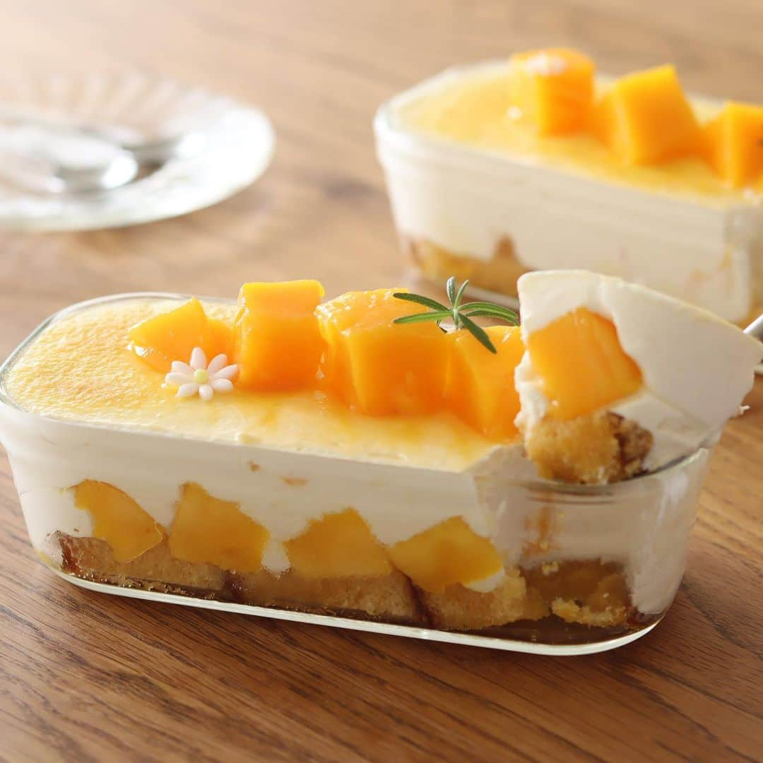 HidaMari Cookingさんのインスタグラム写真 - (HidaMari CookingInstagram)「mango tiramisu🥭  マンゴーティラミス作りました☺️ 暑くて暑くて火も使いたくない毎日🤣 甘い物なら食べれちゃう😍🫶 マンゴーラッシーもついでに作りました🥛  ▷材料： ■ティラミス マンゴー　１個 レモン汁　小さじ１ 生クリーム　２００ｍｌ 砂糖　３５ｇ マスカルポーネチーズ　２００ｇ  カステラ マンゴージュース マンゴーパウダー　  ■マンゴーラッシー 無糖ヨーグルト：牛乳　１：１ 甘味料　200mlに対して大さじ１〜 レモン汁　200mlに対して小さじ１〜  #homemade #easy #recipe #tutorial #tiramisu #mango #foodstyling #foodporn #food #foodphotography #foodpics #foodgasm #tasty #dessert #inspiration  #おうちカフェ #お菓子作り #手作りケーキ #ティラミス #手作りお菓子 #cake #sweets #homecafe #homemakecake #instacake #instafood #cakestagram #cakelover #foodie #hidamaricooking」7月21日 20時43分 - hidamaricooking