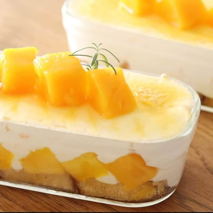 HidaMari Cookingのインスタグラム：「mango tiramisu🥭  マンゴーティラミス作りました☺️ 暑くて暑くて火も使いたくない毎日🤣 甘い物なら食べれちゃう😍🫶 マンゴーラッシーもついでに作りました🥛  ▷材料： ■ティラミス マンゴー　１個 レモン汁　小さじ１ 生クリーム　２００ｍｌ 砂糖　３５ｇ マスカルポーネチーズ　２００ｇ  カステラ マンゴージュース マンゴーパウダー　  ■マンゴーラッシー 無糖ヨーグルト：牛乳　１：１ 甘味料　200mlに対して大さじ１〜 レモン汁　200mlに対して小さじ１〜  #homemade #easy #recipe #tutorial #tiramisu #mango #foodstyling #foodporn #food #foodphotography #foodpics #foodgasm #tasty #dessert #inspiration  #おうちカフェ #お菓子作り #手作りケーキ #ティラミス #手作りお菓子 #cake #sweets #homecafe #homemakecake #instacake #instafood #cakestagram #cakelover #foodie #hidamaricooking」