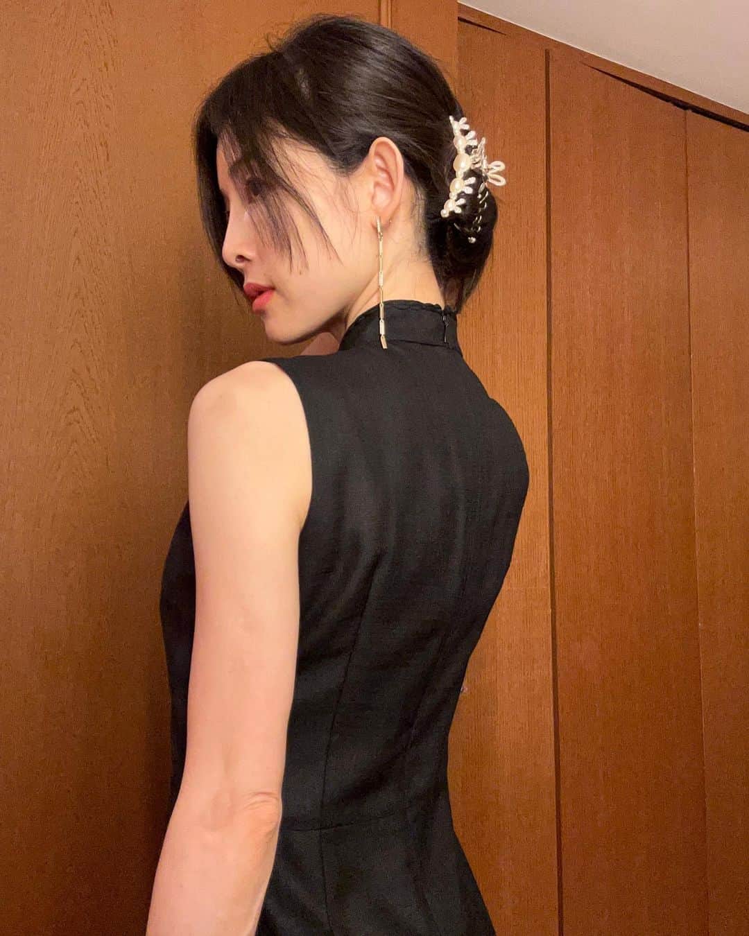 中岡由佳さんのインスタグラム写真 - (中岡由佳Instagram)「❇︎ NHK教育テレビ時代（現Eテレ）にアナウンサー兼スタイリストで自前で衣装を用意していて、保管するのに衣装部屋を作っていました。今は気に入った数点をクローゼットに残していますが、このチャイナドレスは、気、血、水の説明をした「漢方」がテーマの時に着用したかな🇨🇳久々に中華街にも出掛けたいです🥢 #fashion  #cheongsam #hairstyle」7月21日 20時43分 - yuka_nakaoka