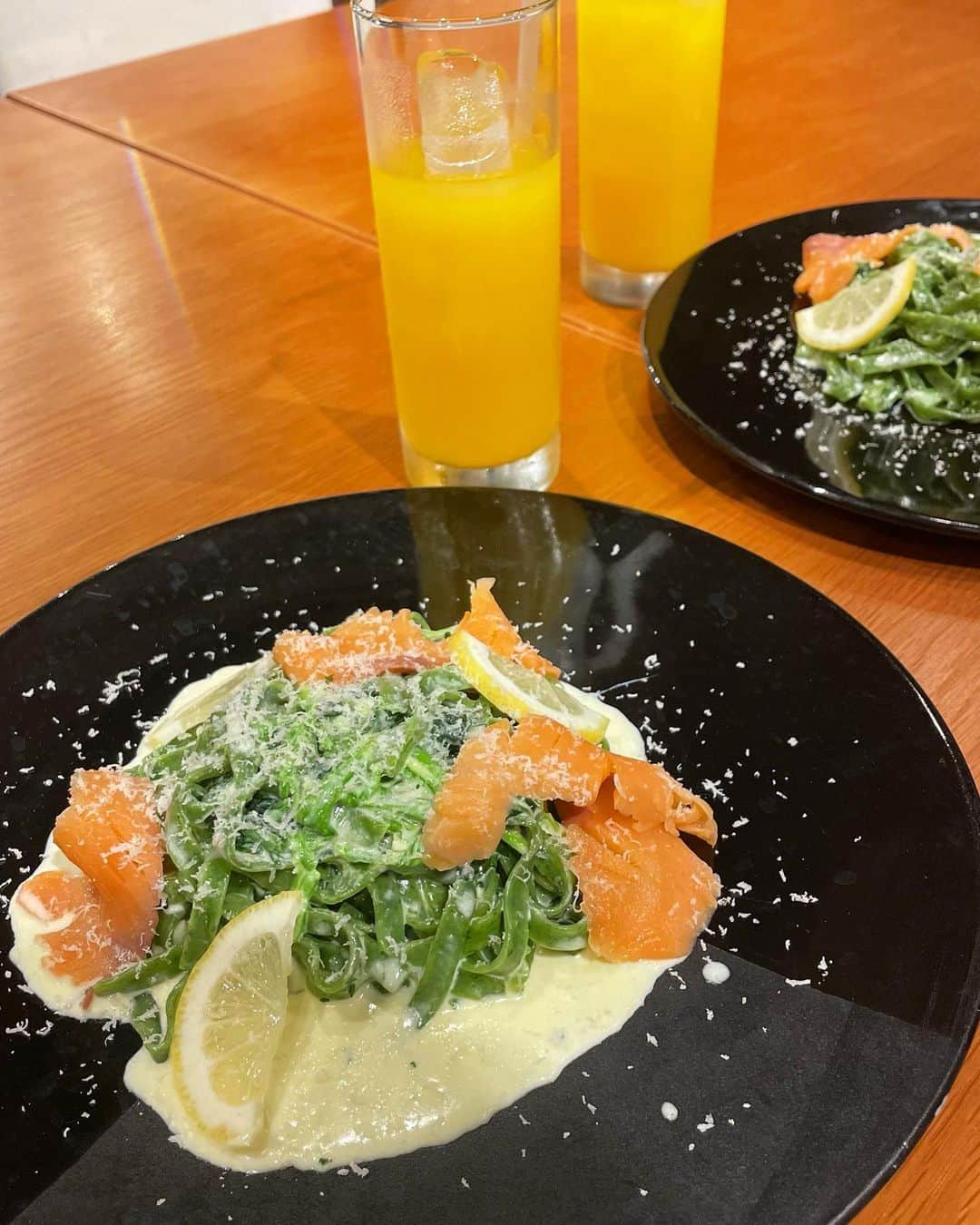 中西香菜さんのインスタグラム写真 - (中西香菜Instagram)「・ ちっちゃい頃から仲良しの地元大阪のお友達とご飯しました🍝 　　  お互い東京に住んでるからちょこちょこ会えて嬉しいです！！！  バースデーイベントも2年連続観に来てくれたり、本当にやさしすぎる大好きな子🩵  食べ物の好みも一緒で、この日はサーモンのパスタとマンゴージュースが全く同じだったんです！  テラス席もあって涼しくなったらテラスでご飯したいなぁ！ご飯もおいしくってまた好きなお店が増えました🤭  ちなみにトートバッグはまろの😺♡」7月21日 20時43分 - nakanishi_kana_