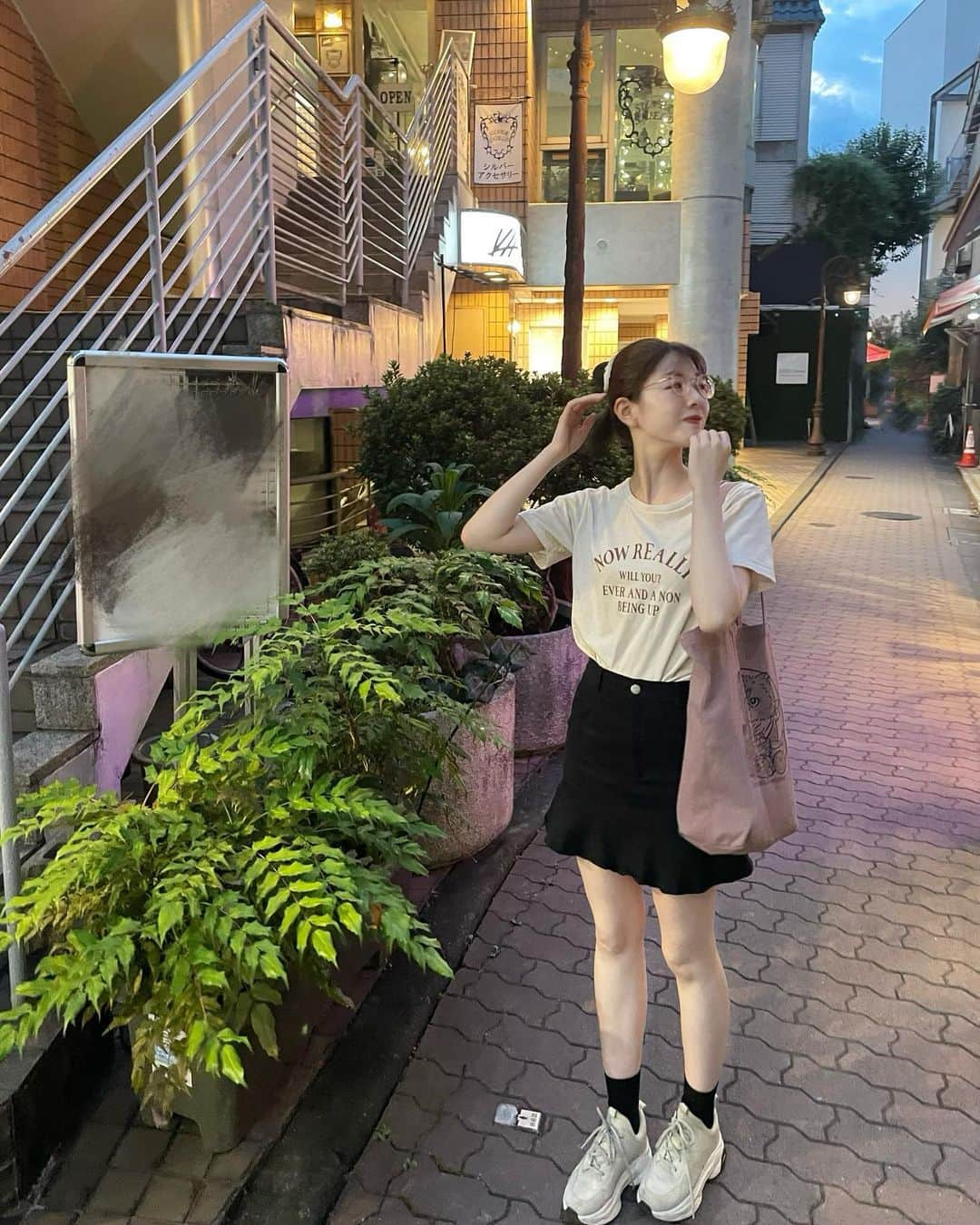 中西香菜のインスタグラム：「・ ちっちゃい頃から仲良しの地元大阪のお友達とご飯しました🍝 　　  お互い東京に住んでるからちょこちょこ会えて嬉しいです！！！  バースデーイベントも2年連続観に来てくれたり、本当にやさしすぎる大好きな子🩵  食べ物の好みも一緒で、この日はサーモンのパスタとマンゴージュースが全く同じだったんです！  テラス席もあって涼しくなったらテラスでご飯したいなぁ！ご飯もおいしくってまた好きなお店が増えました🤭  ちなみにトートバッグはまろの😺♡」