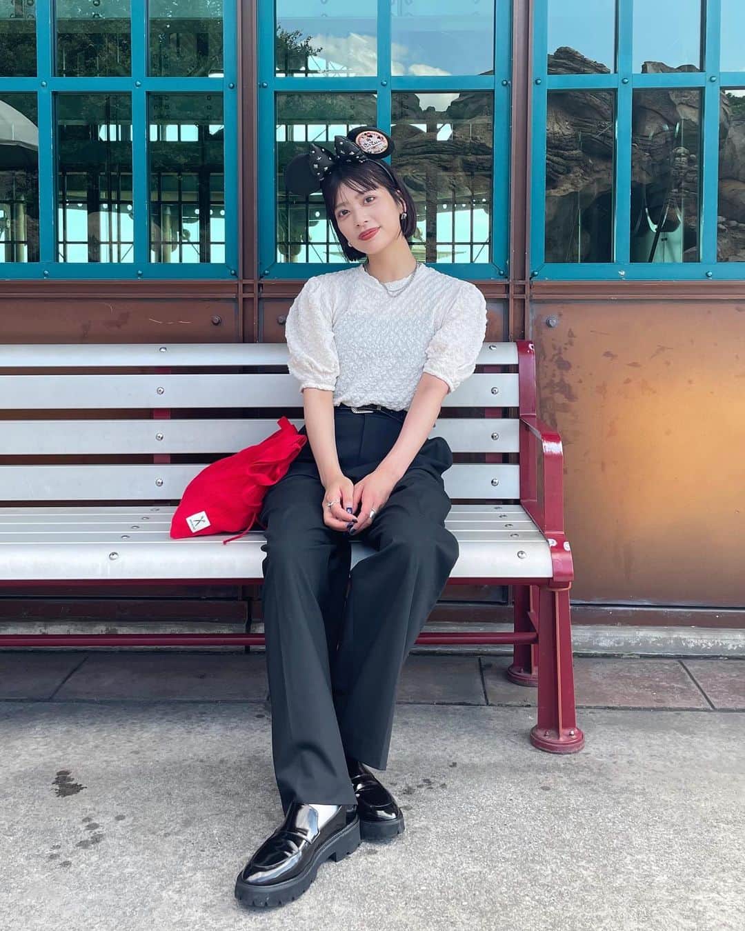 のインスタグラム：「.  昨日で27歳になりました✌🏻🤚🏻✌🏻 ⁡ ⁡ 社会人になってから時間が経つのがあっという間で もう27になったんだ、、、って感じ😳 ⁡ ⁡ わたしは良くも悪くも周りの人たちに恵まれすぎてて そこに甘えてしまうことが多いので もういい大人だし自分の夢とか目標とか そういうのに向かって ちゃんと頑張れる人間でありたいな〜🌞 ⁡ ⁡ ってことでみなさん 27歳のわたしもよろしくお願いします🍺🦪 ⁡ ⁡ ⁡ 昨日はディズニーに行ったので ディズニー投稿ちょこちょこしていきます🐭 ⁡ ⁡ ⁡ ⁡ ⁡ ⁡ ⁡ #0720 #バースデーディズニー #ディズニーコーデ #ディズニーシー #カジュアルコーデ #シンプルコーデ #カチューシャコーデ #ボブヘア #ぱっつんボブ #夏コーデ #ローファーコーデ」