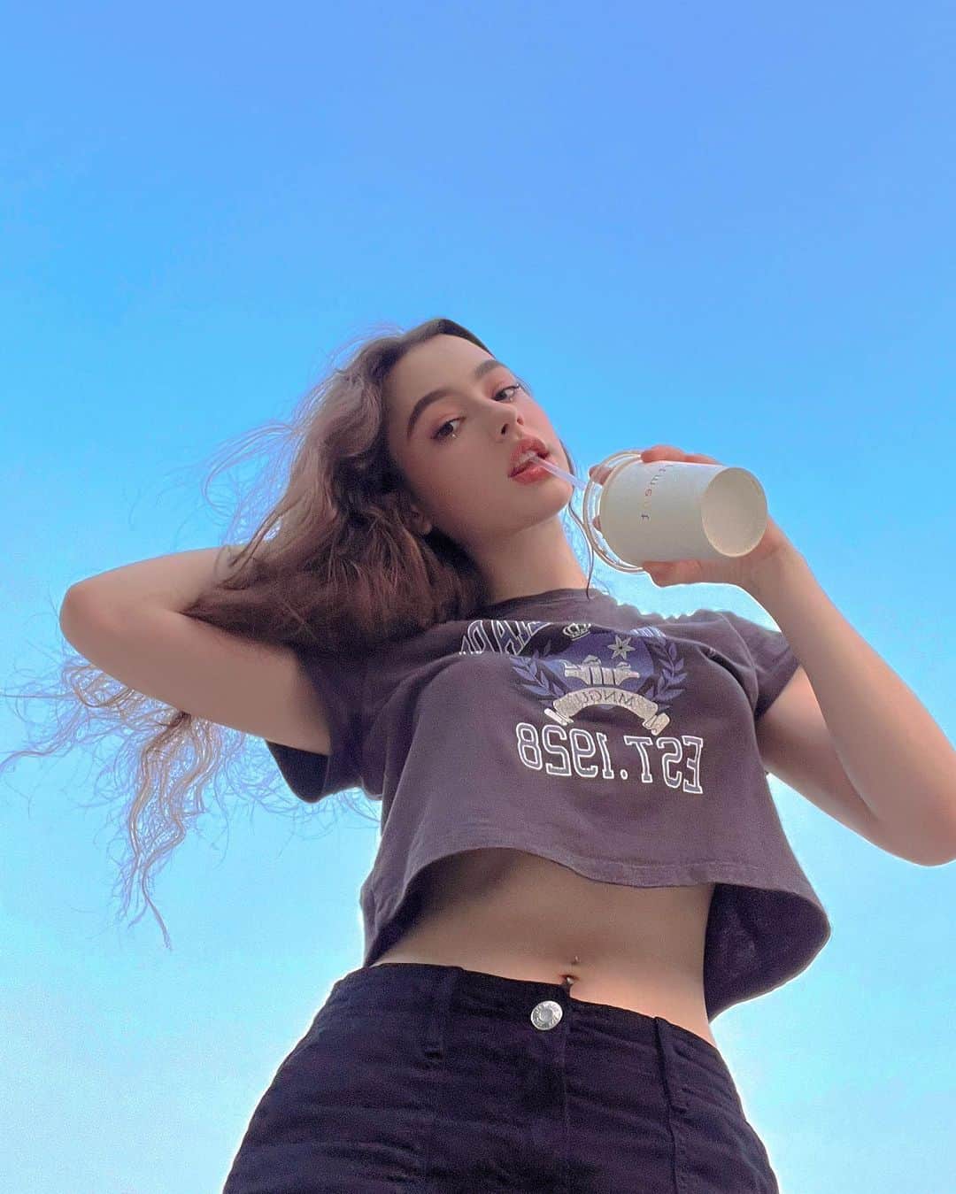 ダシャ・テゥアランのインスタグラム：「우리 연유라떼 마실까? ⋆˚✿˖° I’m happy that it didn’t rain today🤍」