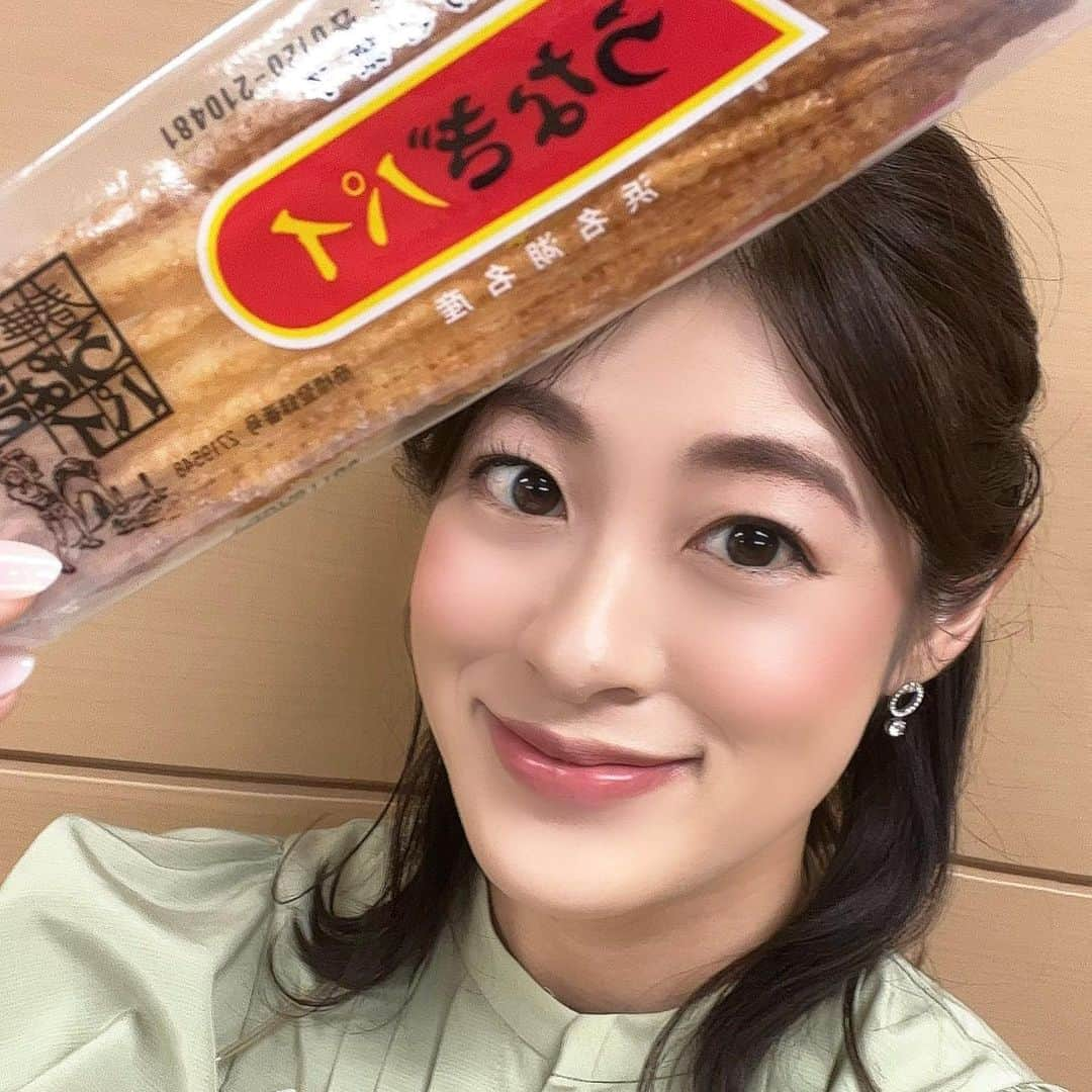 小宮山瑞季のインスタグラム：「毛織アナウンサーが取材で静岡県に行っていたようです🙆‍♀️！ お土産いただいちゃいました★ ありがとう🌼🌼🌼 ニュース本番前にいただきました😂♥️ いつ食べても美味しいな～うなぎパイ！  さてさて、そんな毛織アナウンサーと あすは同じ番組に出演します！！！ 午前10:25～放送のN☆1です☺️💓  初めての共演だったのですが、 息ぴったりでお伝えしております！！！笑 ぜひご覧ください🌷🌸  そして、その毛織アナウンサーと 吉岡アナウンサーも出演する FNS27時間テレビがあすから 2日間にわたり放送になります✌💫  総合司会は、千鳥さん、かまいたちさん、ダイアンさん🎤 逃走中など、人気コーナーもあるそうです！ この週末はフジテレビ系列をチェック😎✨   #静岡  #shizuoka  #うなぎパイ  #おやつ  #本番前  #静岡みやげ  #エヌワン  #NBS  #トクセン  #27時間テレビ  #フジテレビ  #週末  #千鳥  #かまいたち  #ダイアン  #人気芸人  #逃走中  #長野  #nagano  #代表  #鬼越トマホーク  #がんばれ  #長野放送  #アナウンサー  #毛織華澄  #吉岡麗  #小宮山瑞季」