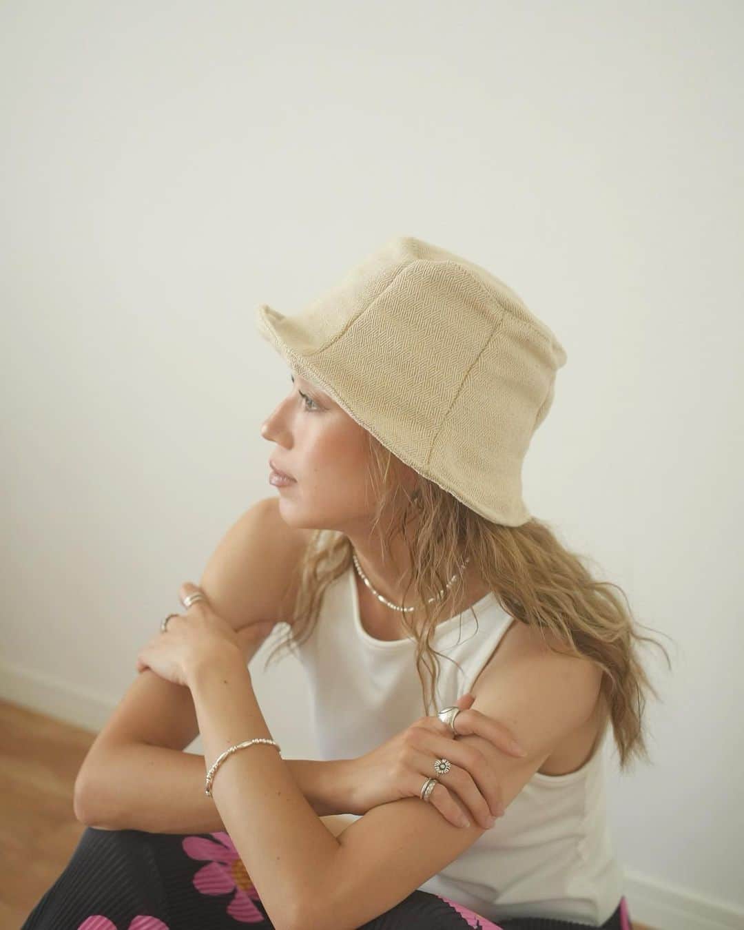 のインスタグラム：「夏はアクセじゃら付けしたくなる🌴😎  実は首だけ金アレなんだけど昔は痒くて爛れても無理矢理じゃらじゃら付けていたの。 なんならカセットをたくさん首に巻いていた時代もあったよね🫣笑  @aonudejewelry と出会ってからまたシルバーが好きになって薄着の夏がやってくるとなんだかワクワク🥹🫶🏽 昔と違ってだいぶアクセが華奢になった気がするけど大好きなシルバーに囲まれて幸せってこと♩¨̮⑅*  #silverjewelry #jewelry #aonudejewelry #ranzuki #ギャル #ギャル時代 #若かりし頃 #青春 #派手散らかしてた10代 #花柄着ちゃう心はギャルの30代 #ギャルっていいよね」