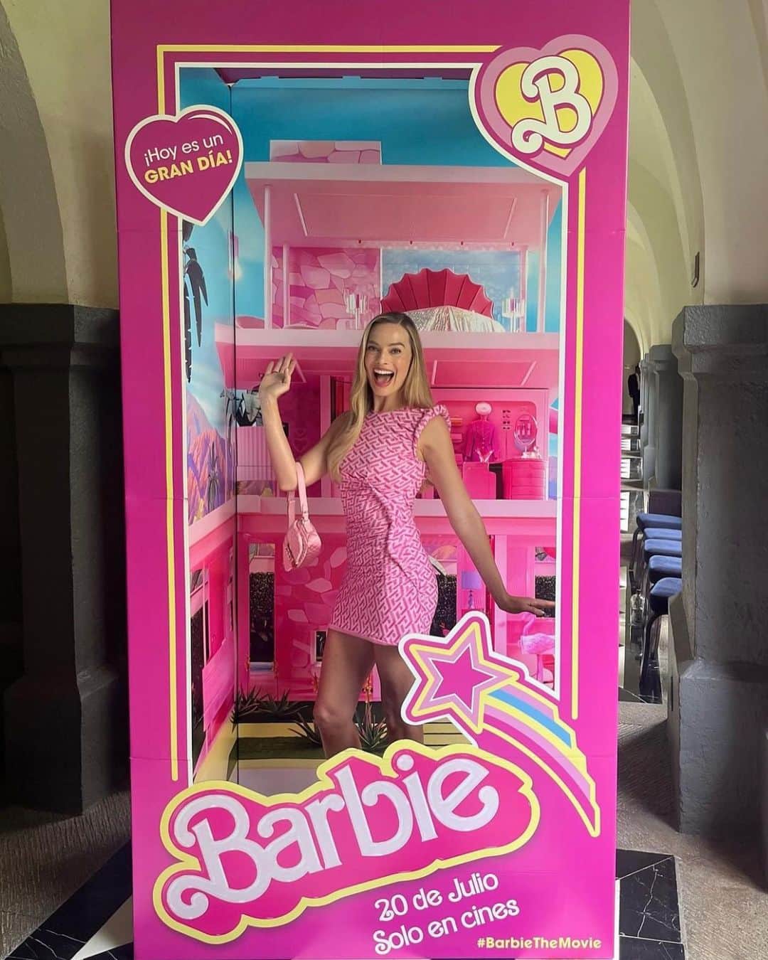 ドナテラ・ヴェルサーチさんのインスタグラム写真 - (ドナテラ・ヴェルサーチInstagram)「It's Barbie day!! I am so proud to see Margot in so many Versace looks while on tour promoting the movie. I can't WAIT to see it later 💕」7月21日 20時49分 - donatella_versace
