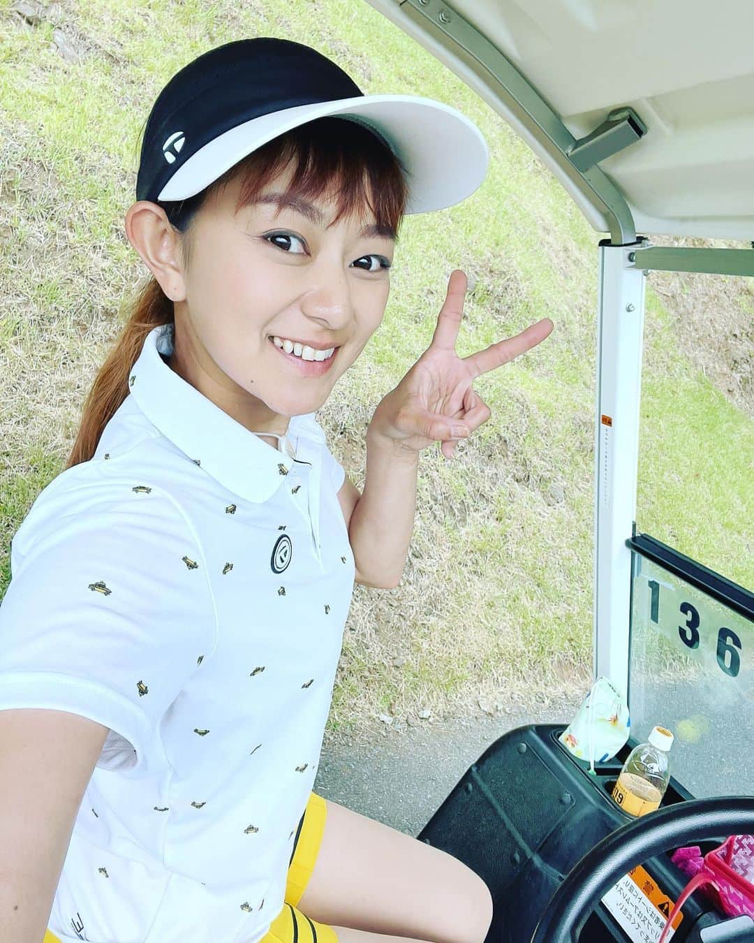 石黒彩のインスタグラム：「いつかのゴルフ⛳️  夏もいっぱいゴルフしたい✨ ネッククーラーに保冷バッグ ハンディファンに氷嚢🌟 準備バッチリで👌  虫除け、日焼け止めも必須🧴  #ゴルフ #ゴルフ女子　#テーラメイド #夏　#熱中症対策   エルモの可愛い、ウッドカバーを 旦那さんがプレゼントしてくれた🎁 お気に入り✨  #エルモ　#カバー」