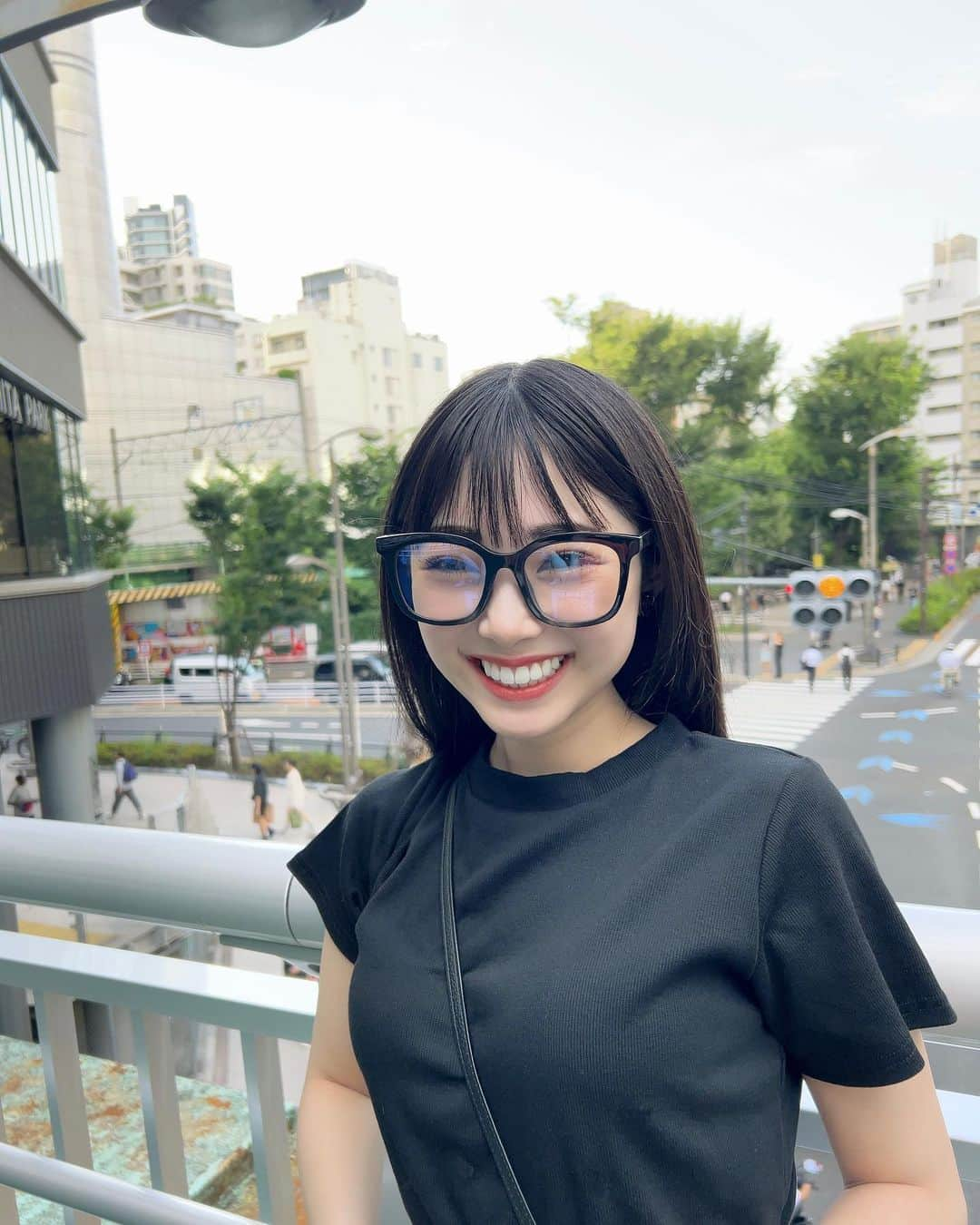  小浜桃奈さんのインスタグラム写真 - ( 小浜桃奈Instagram)「🥗 ずっとけらけら笑ってますね〜🕶 せっかく夏だしもっと明るい色の服着よ、、、🖤   @eyeprolish11 さんで眉毛綺麗にしてもらいました！ 本当に自分の眉毛とは思えない仕上がりでいつもびっくりです🥸   #コハマキロク」7月21日 20時49分 - momona_kohama