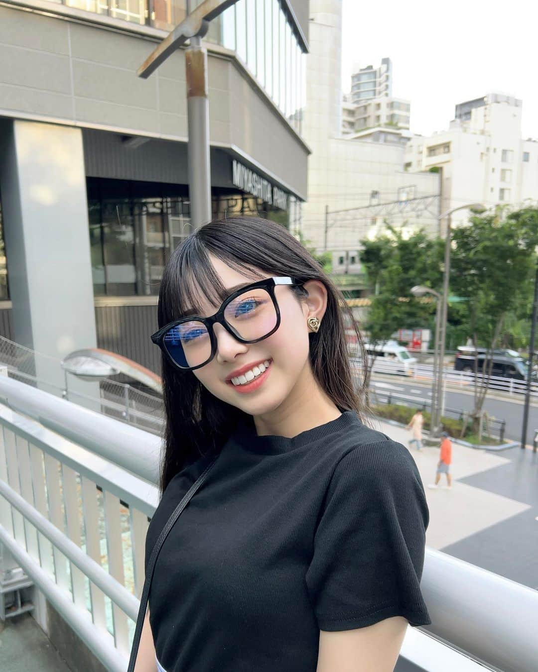  小浜桃奈さんのインスタグラム写真 - ( 小浜桃奈Instagram)「🥗 ずっとけらけら笑ってますね〜🕶 せっかく夏だしもっと明るい色の服着よ、、、🖤   @eyeprolish11 さんで眉毛綺麗にしてもらいました！ 本当に自分の眉毛とは思えない仕上がりでいつもびっくりです🥸   #コハマキロク」7月21日 20時49分 - momona_kohama