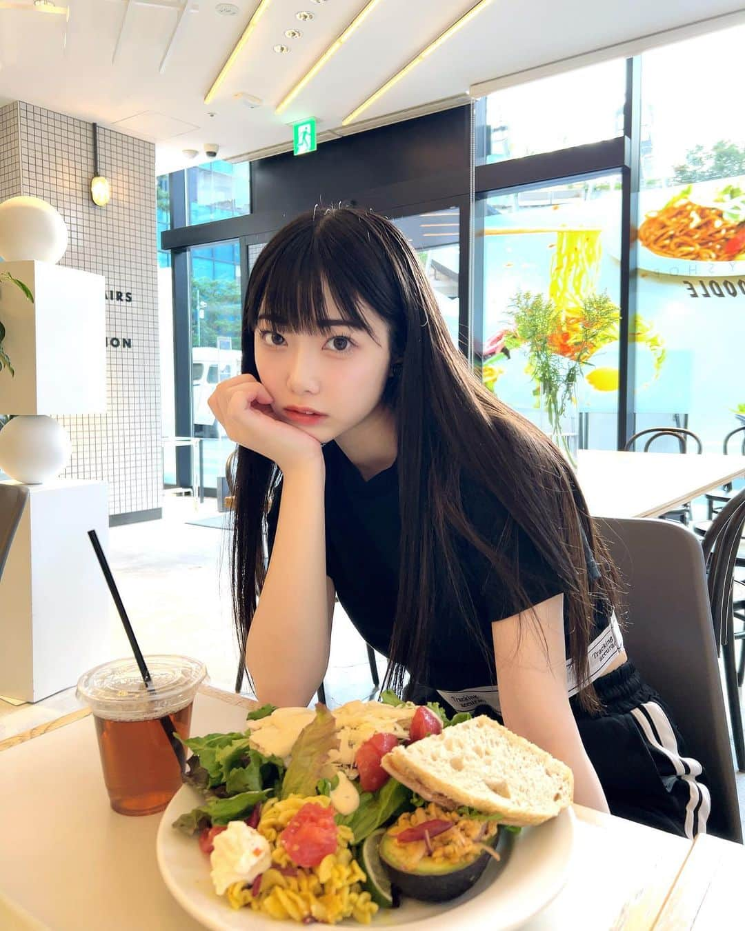  小浜桃奈さんのインスタグラム写真 - ( 小浜桃奈Instagram)「🥗 ずっとけらけら笑ってますね〜🕶 せっかく夏だしもっと明るい色の服着よ、、、🖤   @eyeprolish11 さんで眉毛綺麗にしてもらいました！ 本当に自分の眉毛とは思えない仕上がりでいつもびっくりです🥸   #コハマキロク」7月21日 20時49分 - momona_kohama