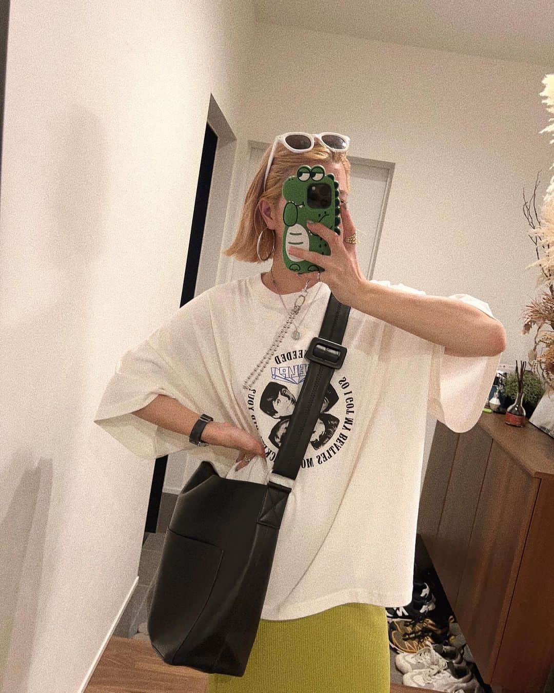 natsupoo0315のインスタグラム：「シンプルでたくさんはいる ワイドベルトのビッグショルダーバッグ！ A4サイズも縦にすっぽりと 収納可能なビッグサイズでめちゃ使える😚  @guscio.poutojouru_zozo   #guscio #大人カジュアル#カジュアル#高身長#高身長コーデ#メンズライク#骨格ナチュラル#カジュアルコーデ#オーバーサイズ#サングラス#dentigrels#onitsukatiger」
