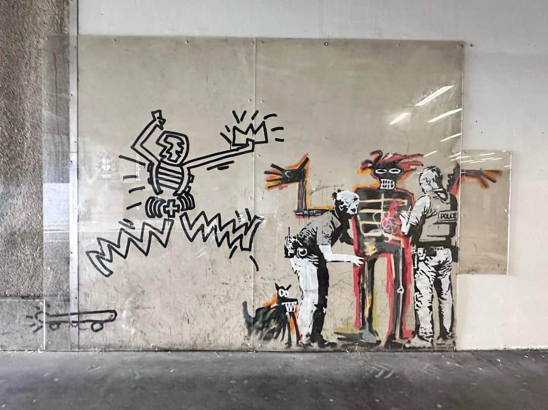 矢部あやさんのインスタグラム写真 - (矢部あやInstagram)「BasquiaオマージュのBanksy 思ったより大きくて通りかかったお姉さんに声掛けたら忙しいから断られたよ！ それを見てたおじさまが撮ってくれた、やさしみ ・ #banksy #banksylondon」7月21日 20時52分 - yabe0622