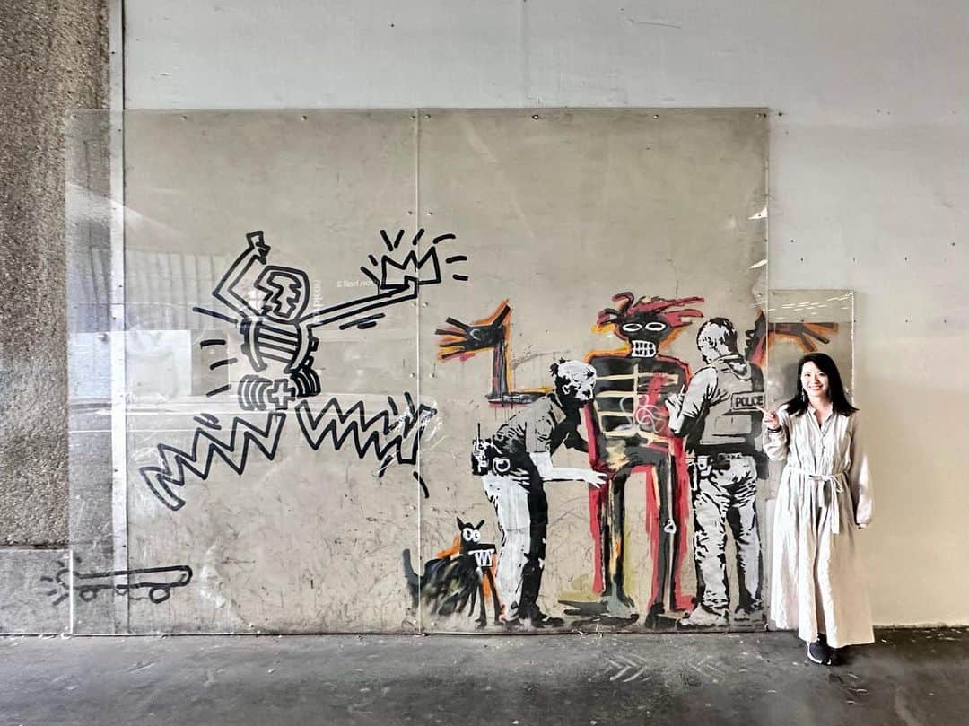 矢部あやのインスタグラム：「BasquiaオマージュのBanksy 思ったより大きくて通りかかったお姉さんに声掛けたら忙しいから断られたよ！ それを見てたおじさまが撮ってくれた、やさしみ ・ #banksy #banksylondon」