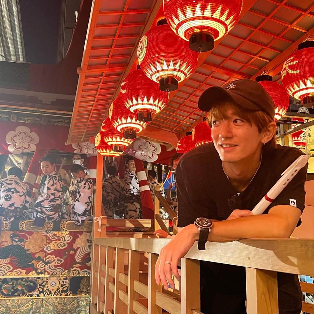 大倉士門のインスタグラム：「こないだの京都の祇園祭🏮✨ 長刀鉾に今年も乗せてもらい、 夏を感じる。ええ感じやろ？😋 今年もお祭りどんだけ行けるんかわからんけど、 花火も見たいし、海も行かなあかんし、 流しそうめんもしたいし、BBQもしたい🏝️ 夏はプライベートも大忙し！😆💞 その前にあと一つ大仕事があるので 頑張りましょう！！！🔥🔥」