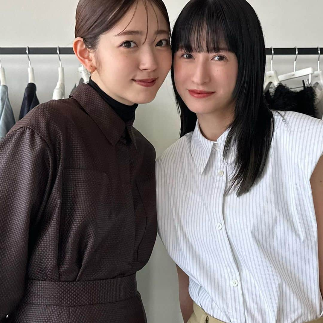 松本恵奈さんのインスタグラム写真 - (松本恵奈Instagram)「みなさーん❤️ なんと、今回鈴木愛理ちゃんとYouTubeコラボをさせていただきました🥺❤️ いつも展示会に遊びに来てくれていて、毎回オーダーもたっっっくさん付けてくれていて😭ずっとCLANEを大好きでいてくれている愛理ちゃんに今回YouTubeコラボをお願いして、一緒に撮影させていただきました🥰✨ 愛理ちゃんはとにかく可愛いくて明るくて、一緒にいてハッピーになれて、本当に楽しい1日でした♡ ずっとしゃべってておしゃべりも止まらなかったなー😂💓💓笑  LOOKBOOKでは、いつもの愛理ちゃんとはまた違ったモードな雰囲気の愛理ちゃんが見られると思うので、ぜひ最後まで見ていただけたら嬉しいです☺️💓 愛理ちゃん、本当にありがとねー❤️❤️  #clane #enachannel #lookbook  #鈴木愛理 さん #コラボ」7月21日 20時56分 - ena1123