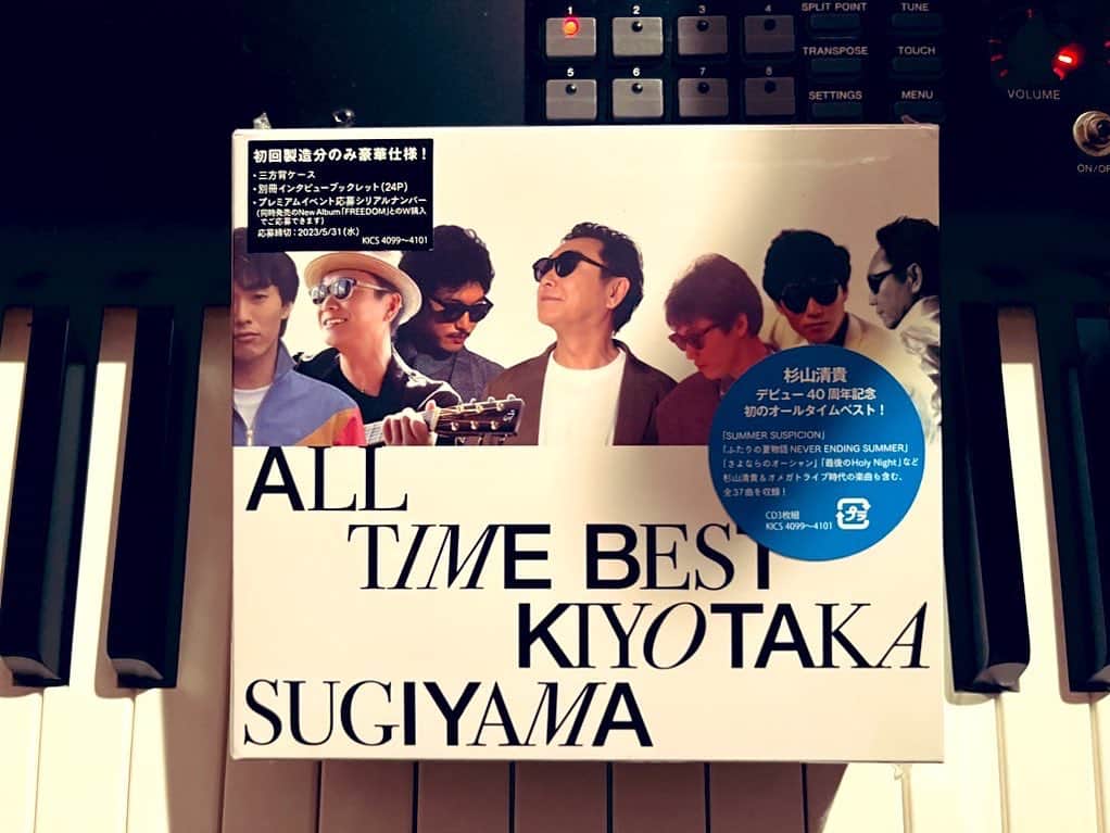澤田かおりのインスタグラム：「杉山清貴さんのデビュー40周年記念、初のオールタイムベストアルバム「ALL TIME BEST」に、提供曲「月に口づけ」「Lost Love」の2曲が収録されています。 なんとも光栄なことです！ 遅ればせながらやっと実物を手に取ることができました。40年の重みを感じながらじっくり堪能させていただきます✨ #杉山清貴 さん」