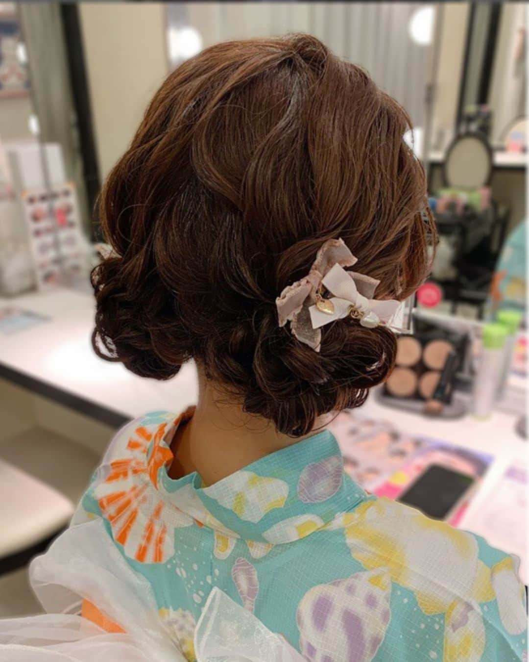 ヘアメイク&ネイル専門店 アトリエはるかさんのインスタグラム写真 - (ヘアメイク&ネイル専門店 アトリエはるかInstagram)「絶対に外さない！王道浴衣ヘアスタイルたち🎆🩵 うなじ見せで悩殺しちゃいましょう〜〜〜！ みんなの浴衣デートが大成功しますように🥰  #浴衣プリ #浴衣デート #浴衣 #浴衣ヘア #浴衣女子 #浴衣レンタル #ヘアセット #花火大会 #夏祭り #隅田川花火大会 #足立の花火」7月21日 21時00分 - atelierharuka_official