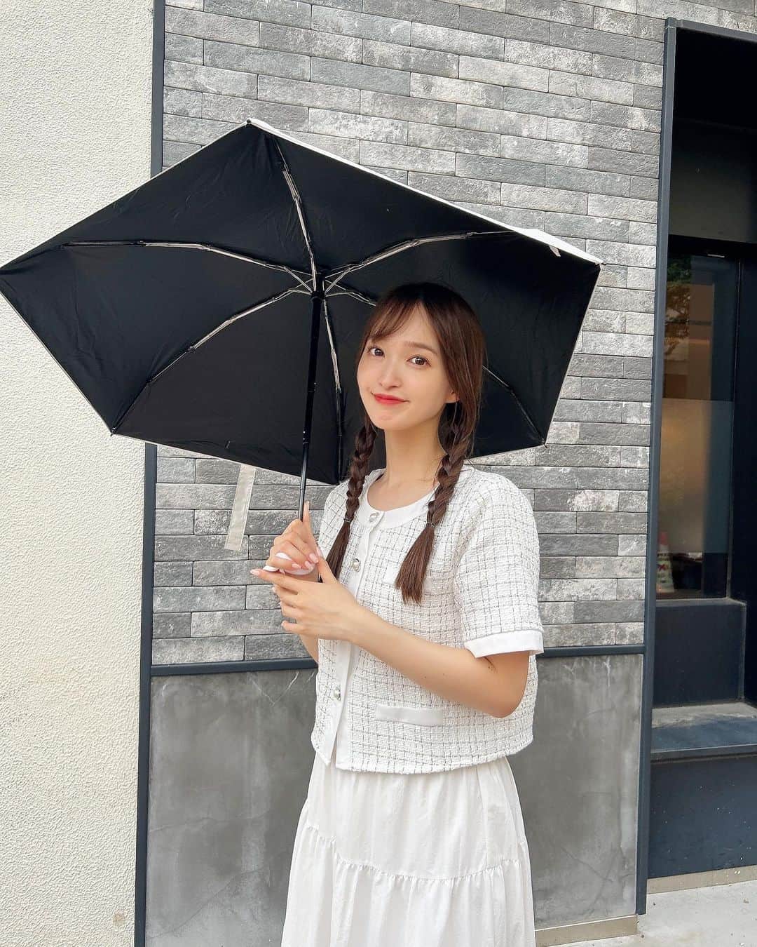 あかねぴのインスタグラム：「. ⁡ 今年は毎日日傘持ち歩いてる🌻♡ @_novae.jp_  ⁡ コンパクトでいつでも持ち歩けるし 晴雨兼用だから 突然雨が降った時も安心🫶🏻✨ ⁡ たくさんお世話になります🥺💕 ⁡ ⁡ #code #ootd #novae #pr #日傘 #折りたたみ傘 #夏コーデ #コーデ #カゴバッグ #晴雨兼用傘」
