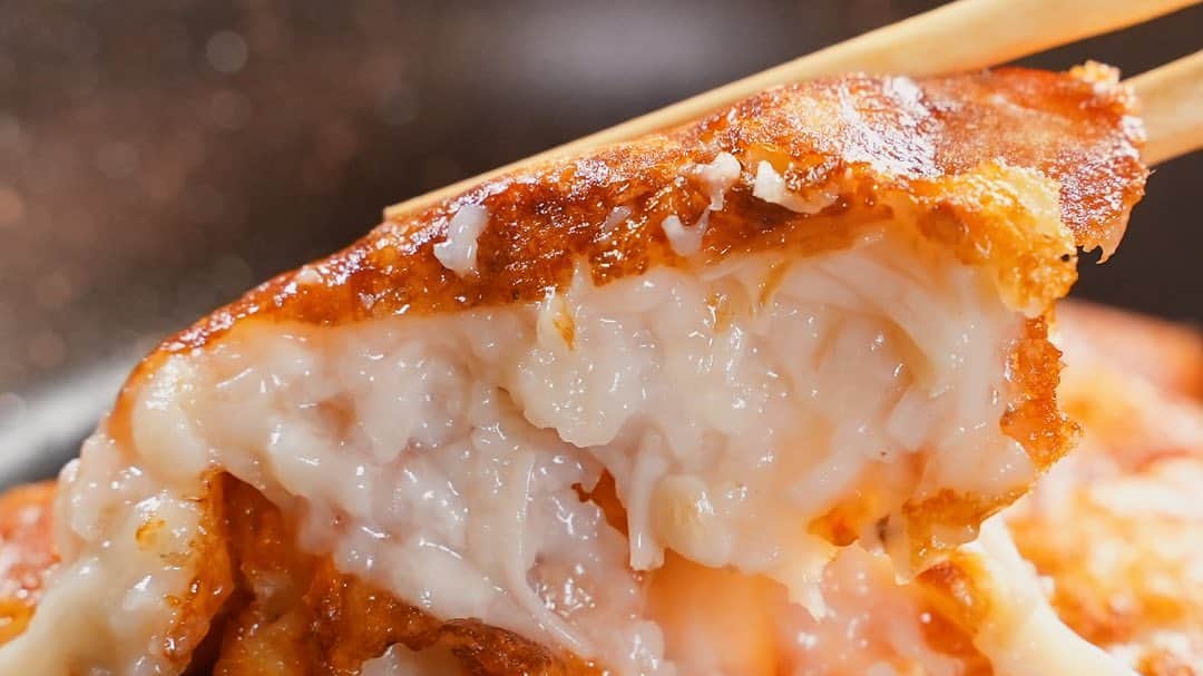 馬場裕之のインスタグラム：「えのきチーズ焼き 比較的安価で買える「えのき」を使った超簡単料理です🤲 おかずにもおつまみにもおやつにもなるレシピですので、ぜひご視聴ください〜🍄  【材料（１〜２人前）】 　▷エノキ：50g 　▷長芋：100g　 　▷溶けるタイプのチーズ：50g 　▷鶏ガラスープの素：小さじ1 　▷塩：少々 　▷サラダ油：小さじ1  #馬場ごはん #料理 #キノコ #えのき  #チーズ #エノキチーズ #長芋 #cheese  #mushroom #ロバート馬場　　 #おうちごはん #ロバート  #Japaneserecipe」