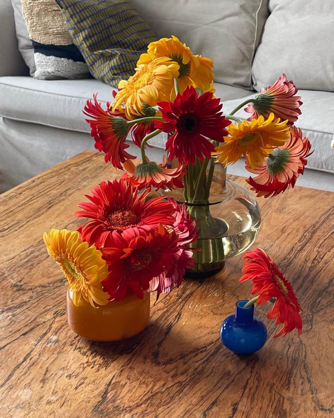 マリメッコのインスタグラム：「An ode to color! 💙 Leave it up to the Marimekko community to give us our weekly dose of decor inspiration.  Thank you to @terhisuanto, @_sanct_, @kodissakukkivassa, and @casadekruna   Share yours with #marimekko by tagging @marimekko.」