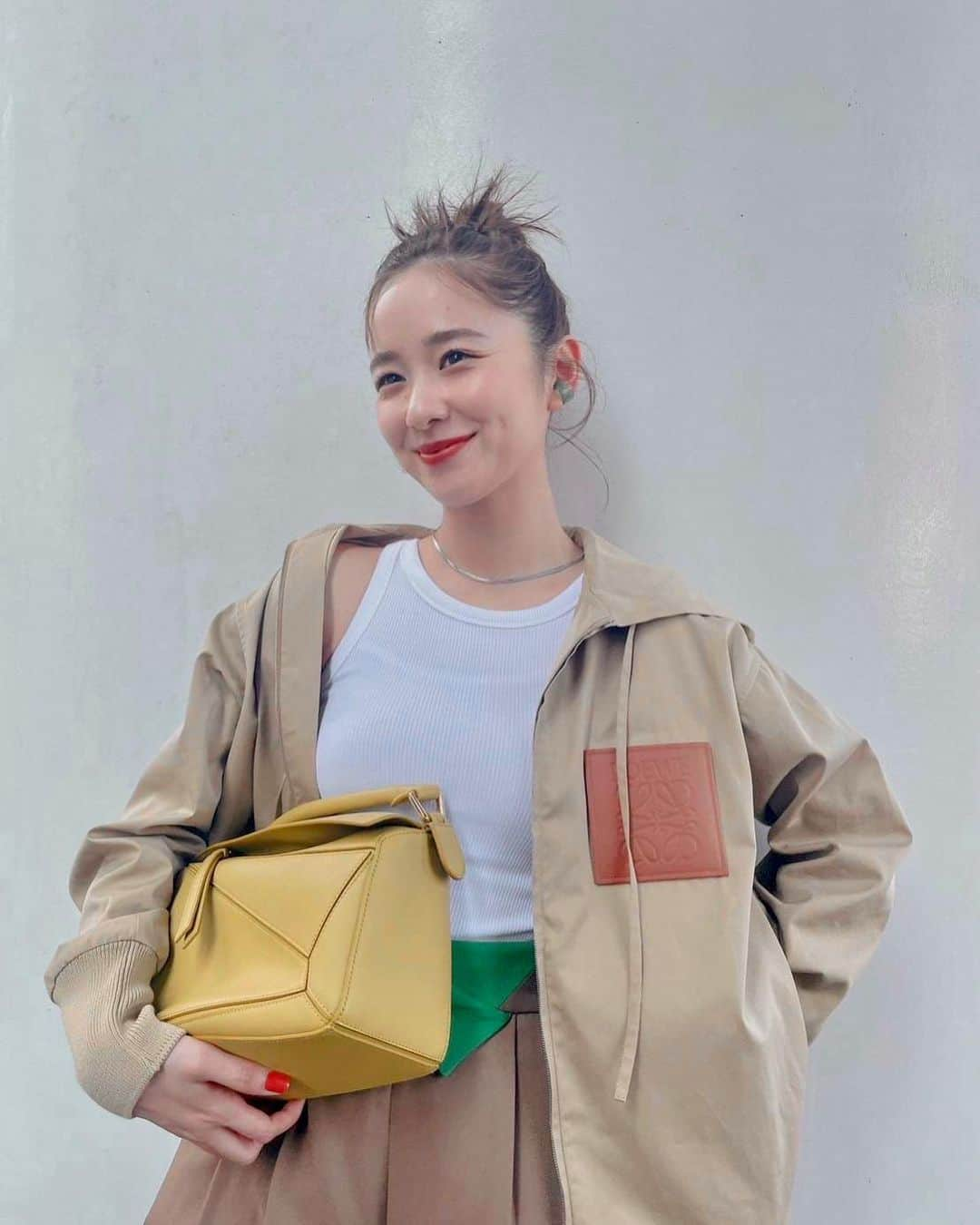 堀田真由さんのインスタグラム写真 - (堀田真由Instagram)「・ カジュアルやクラシカルな場所にも 使えるLOEWE PUZZLE SMALL BAG🧩 荷物も沢山入るし夏らしいビビットなカラーで お気に入りです💛  #LOEWE #LOEWEPuzzle #ThanksLoewe」7月21日 21時12分 - mayuhotta