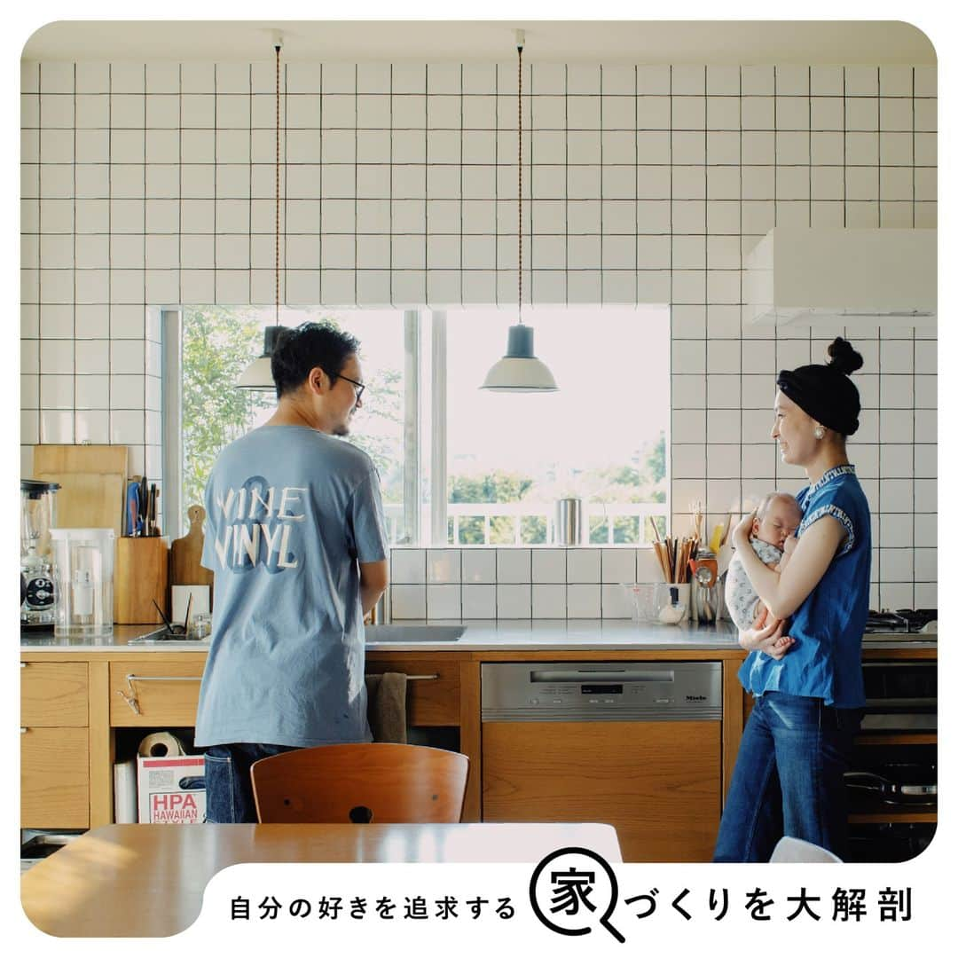 RE住むRENOVATIONのインスタグラム：「自分の好きを追求することが第一歩。 内装のプロ 渋谷南人さんの家づくりを大解剖。  人によって家での過ごし方は千差万別。リビングやキッチンなど住環境へのこだわりは、人それぞれ変わってくるはずです。Doliveが以前訪れた住まいから、その人らしい家づくりを大解剖します。  今回ご紹介するのは「家づくりの方程式」で訪れた「toolbox」にて住宅やオフィスの設計・施工を担当する渋谷さんのお宅です。 ヴィンテージマンションの一室を自ら図面を引いてリノベーション。窓枠や床材、壁など既成のままにしがちなディテールを自分好みの仕様に変更をしました。いったい、どのようなこだわりが詰まっているんでしょうか？  詳しくは記事をご覧ください。 @dolive.media  --- DoliveアプリではDolive media記事のほか、 サイトに載っていない特別記事も公開中。 App Storeで【Doliveアプリ】と検索してみてね。  #dolivemedia #dolive #doliveアプリ #君はどんな家に住みたい #あの人の家づくり手帖 #家 #部屋 #住まい #暮らし #住宅 #家具 #ライフスタイル #インテリア #暮らしのアイデア #暮らしのヒント #好きなものに囲まれた暮らし #ディスプレイ #家づくり #家づくりのアイデア #リノベーション #マンションリノベ #マンションリノベーション #マーモリウム #オーク材 #キッチン #左官壁 #コンクリート打ちっぱなし」