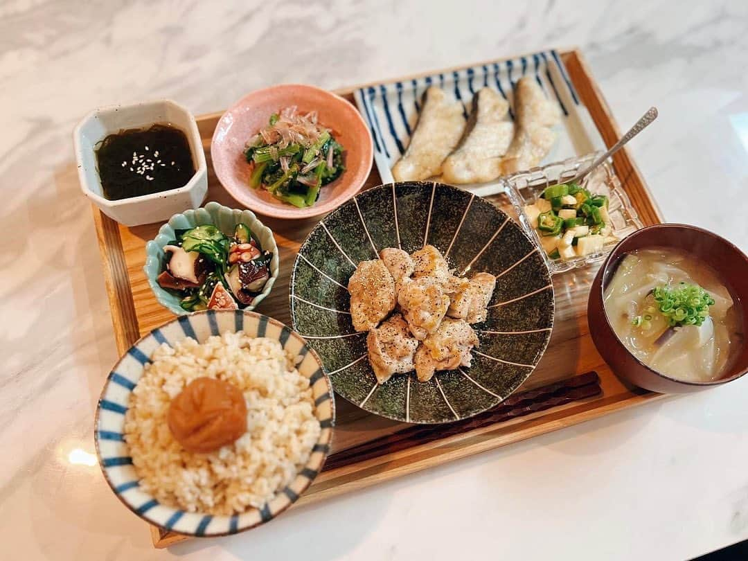 木津レイナのインスタグラム：「⁡ きろく🍙 ⁡ ザ、シンプル だった日。 メインは鶏もも肉の山椒焼き  昔はもっと全体的に量が多かったり、今も小鉢の多い日もあったりするけど、その時の身体に必要な食材を使ったり、量だったり、色々と変わり続けてる☺︎ ⁡ @mitomari_food さんいつもありがとうございます、♡ ⁡ #旦那ごはん #料理記録  #おうちごはん」