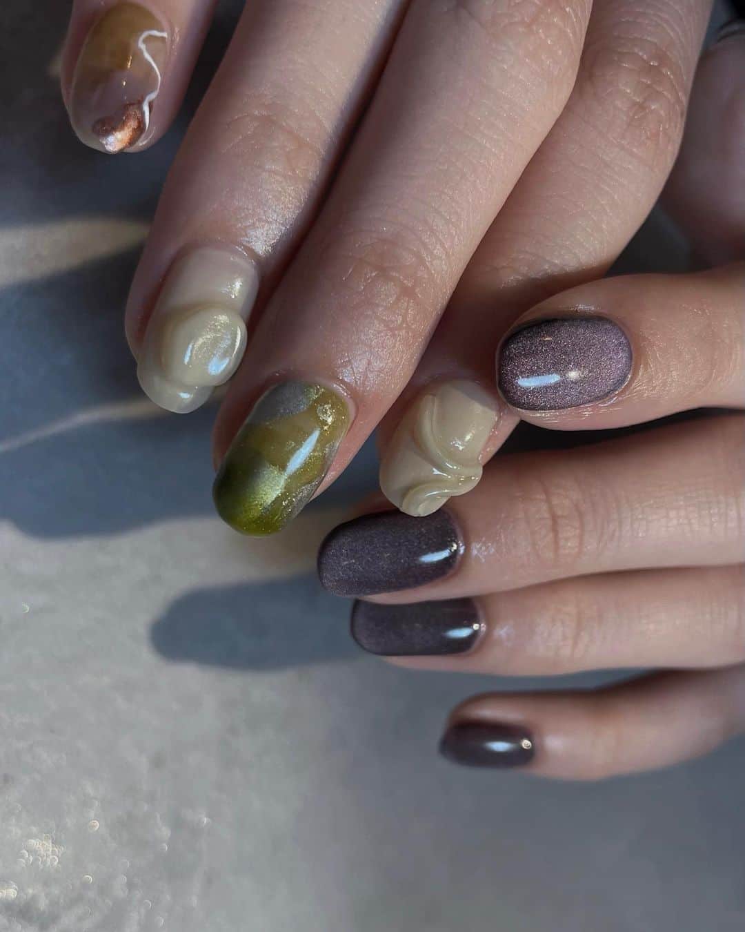 宮上葵のインスタグラム：「. 先月と今月のネイル🫒🔮🪐🌏  @nail_studio_etain 天才です🎶  #nail #ネイル #マグネットネイル #うねうねネイル」