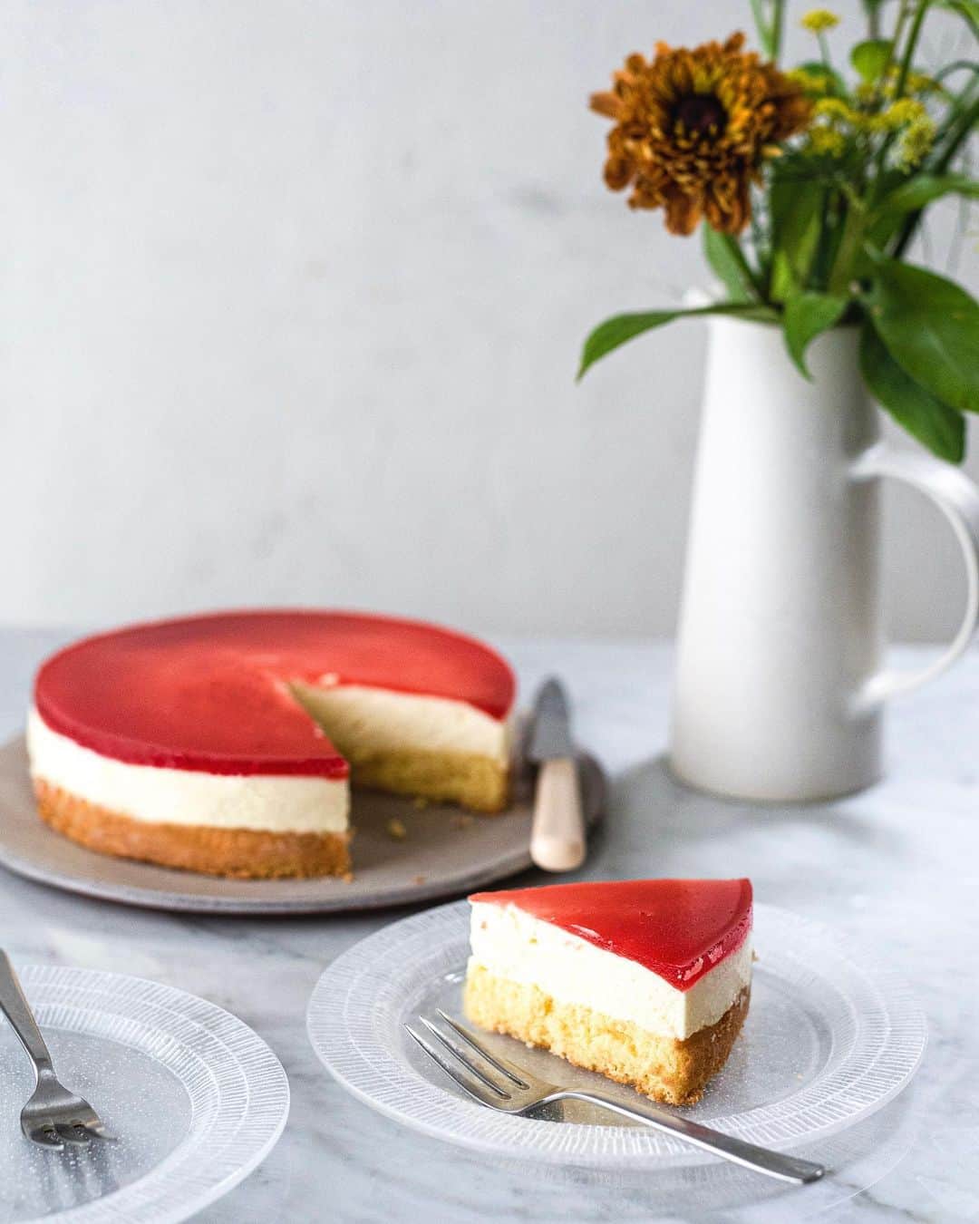 のインスタグラム：「Made this delicious plum cheesecake Today❤️ Happy weekend everyone!   ソルダムのレアチーズケーキを作りました。メレンゲを加えたチーズケーキは、とても軽い仕上がり。甘酸っぱいソルダムのジュレがよく合います😋」