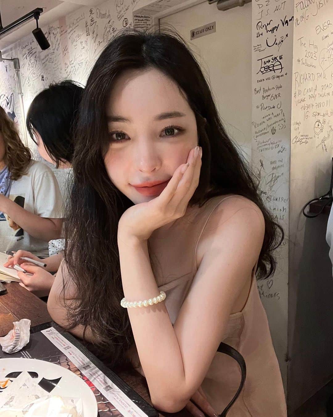 キム・ドヒのインスタグラム：「- 아직도 일본사진이 많아서 초큼씩 올려야뒤🫣 가부키초 가면 저 햄버거 꼭 꼭 꼭 먹어야함 🎉 월드버거 챔피언이래여 진짜 미쳤음😆👍🏻♥️」