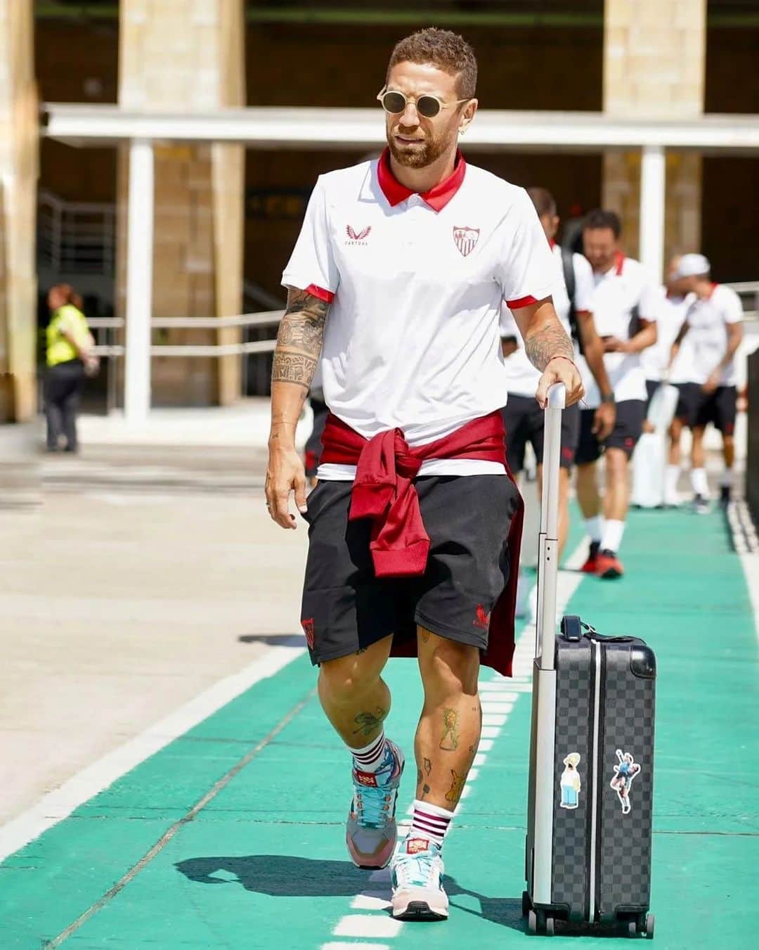 のインスタグラム：「Entrenamiento y viaje a Alemania para seguir con los amistosos 👊 ✈️ #VamosMiSevilla」