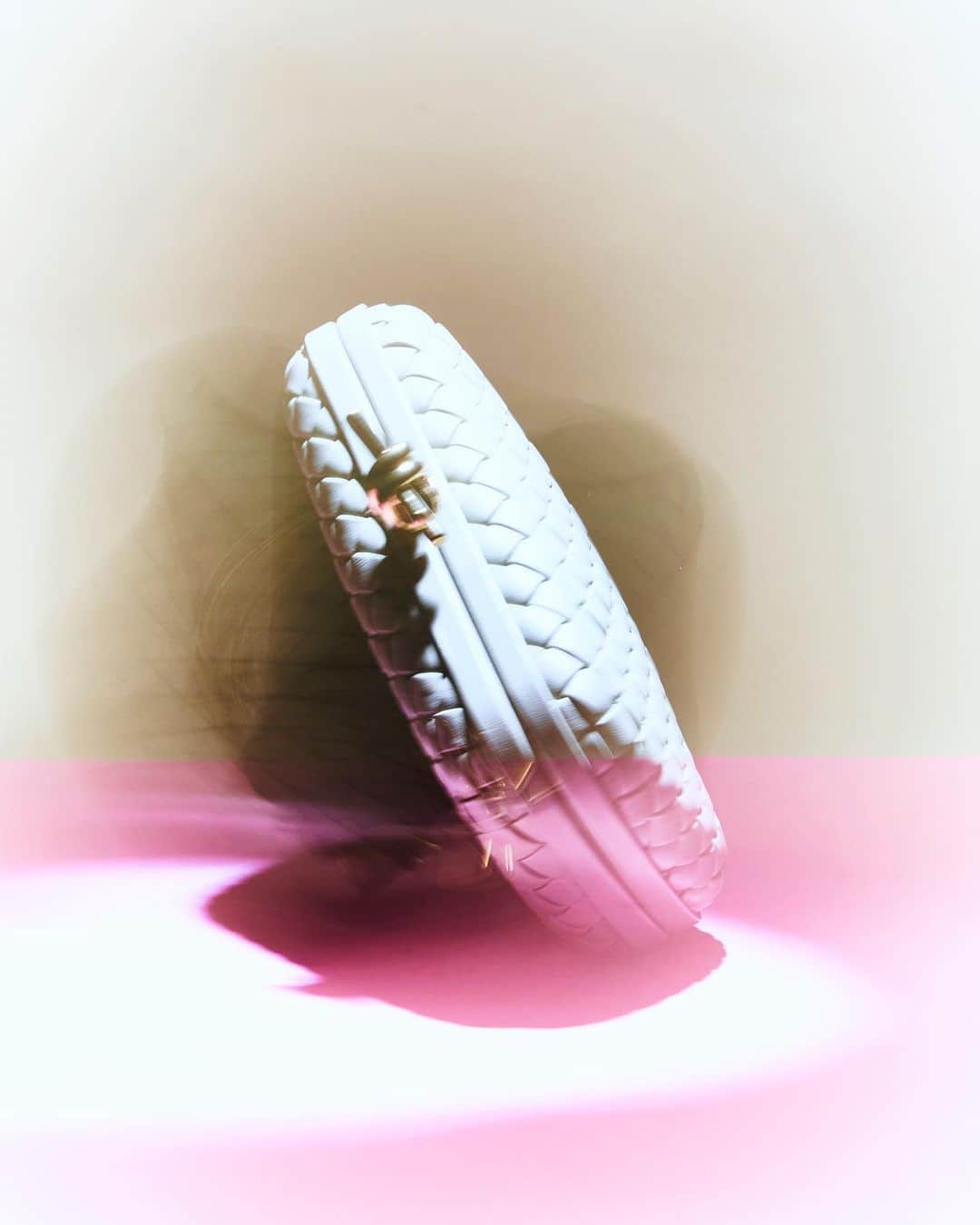 エルエヌシーシーのインスタグラム：「Clutch comeback  Shop Bottega Veneta now, on LN-CC」