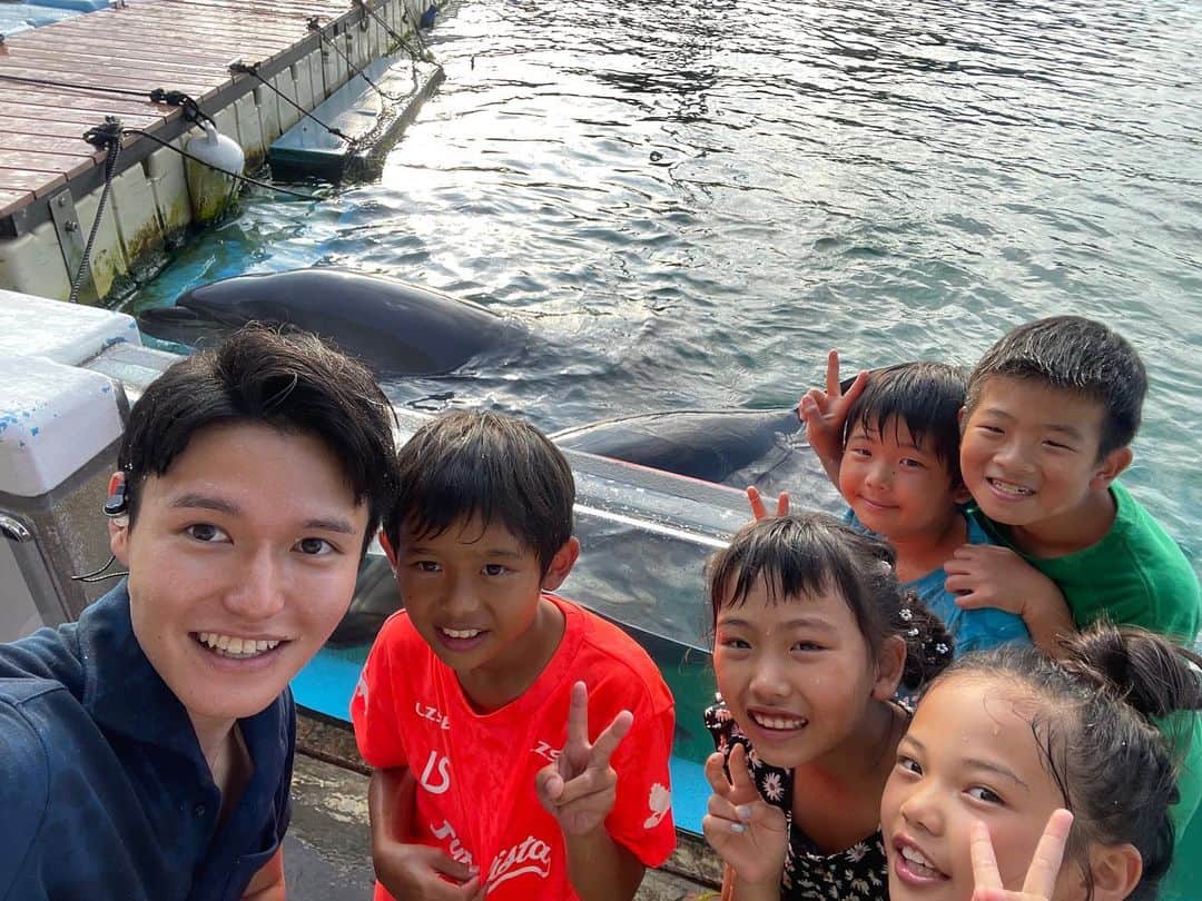 高柳光希のインスタグラム：「. 今日のすたすた中継は 八景島シーパラダイスから🐬  イルカたちの水しぶきに子どもたちも 私もびしょ濡れになりました笑  中継前後にたくさん話しかけてくれてありがとう！！ お兄さんも頑張れました！！！  #Nスタ #すたすた中継 #八景島シーパラダイス #快く写真の許可もいただきました😊 #まだまだお兄さんです」