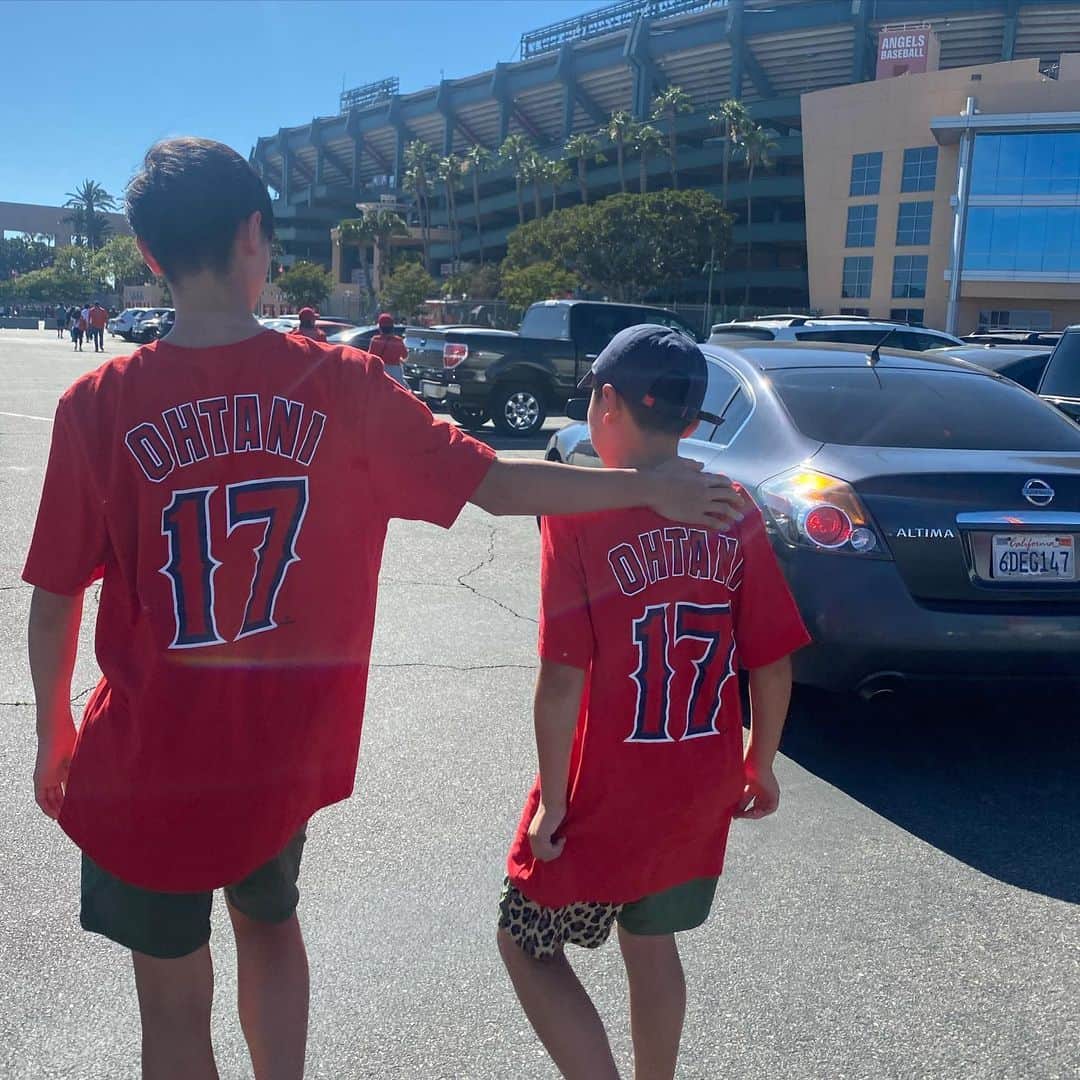板谷由夏 のインスタグラム：「大谷選手はやっぱり別格だった。 ヘルメットナチョスはデカすぎた。 陽射しは強かった。 ビールが美味しい旅でした。」