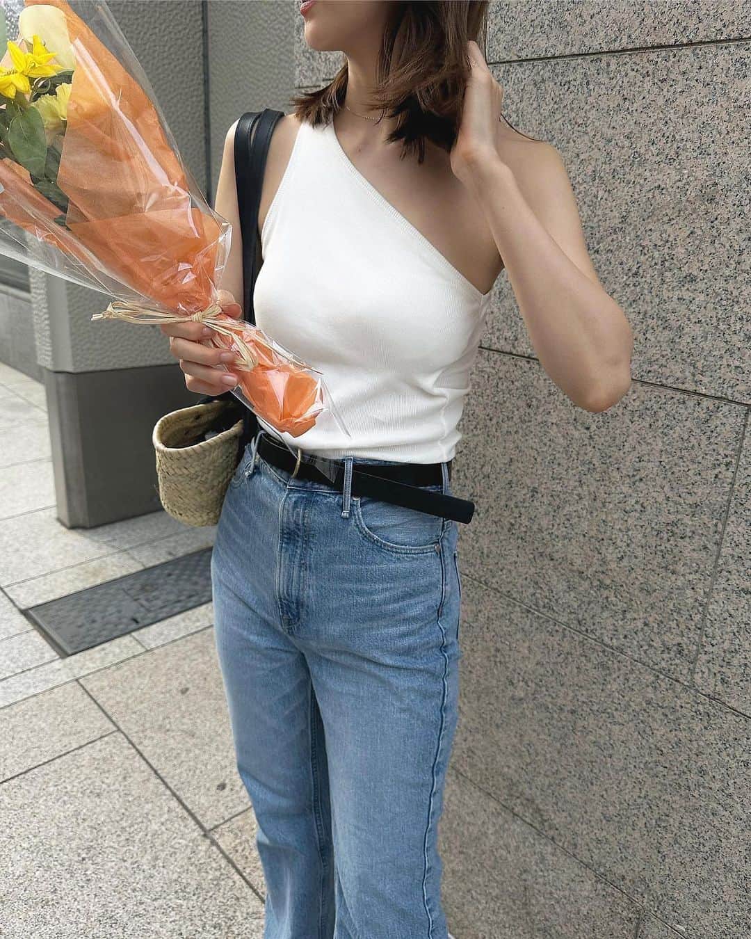 佐藤優津季のインスタグラム：「エブリデイ袖なし🙂💦 『優津季イメージだよー！』って貰ったお花、嬉しくて行く場所全てで写真撮ってた😀💐」