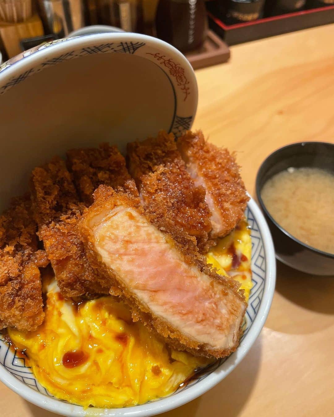 舘野将平さんのインスタグラム写真 - (舘野将平Instagram)「この観光客感なんだろ？🤔  photo @kohei4911   #とんかつ#かつ丼 #私服#ootd#観光客#グルメ #日本橋#モッパン#tonkatsu」7月21日 21時13分 - shohei_tateno_921