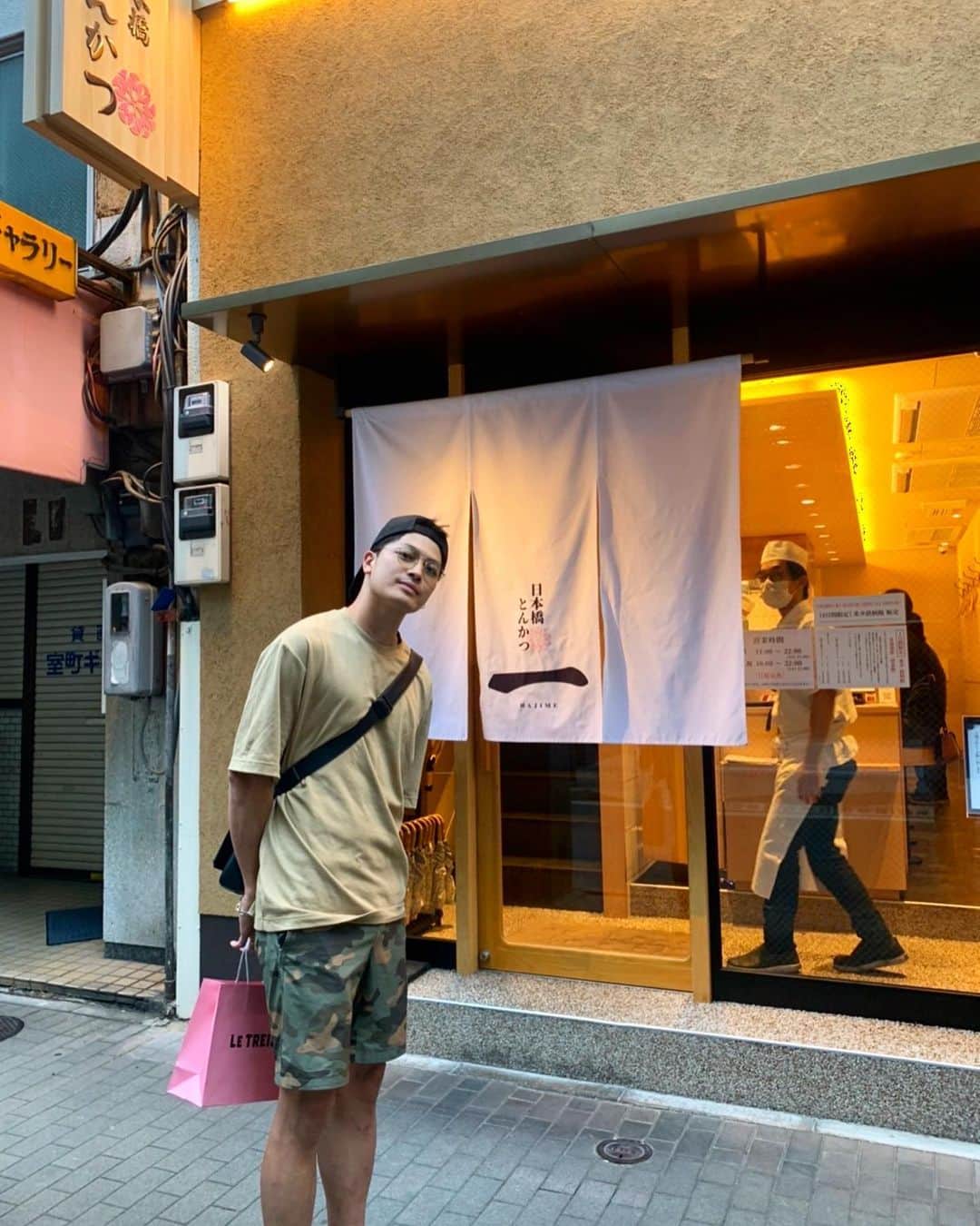 舘野将平さんのインスタグラム写真 - (舘野将平Instagram)「この観光客感なんだろ？🤔  photo @kohei4911   #とんかつ#かつ丼 #私服#ootd#観光客#グルメ #日本橋#モッパン#tonkatsu」7月21日 21時13分 - shohei_tateno_921