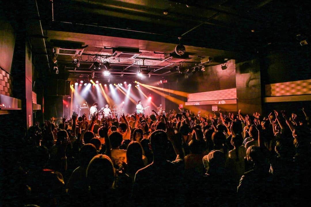 のインスタグラム：「. 「おいしくるメロンパン answer tour - 回る日傘の方程式 - 」＠宮城・仙台 darwin【振替公演】⛱  仙台の皆さんお待たせしてしまいましたが、皆さんと盛り上がったステージになりました✨  仙台振替公演にお越しいただいた皆様、ありがとうございました🙌  次のライブは、7/28(金)「おいしくるメロンパン answer tour - 回る日傘の方程式 - 」＠北海道・札幌 PENNY LANE 24【振替公演】！ よろしくお願いします！  #おいしくるメロンパン #回る日傘の方程式」