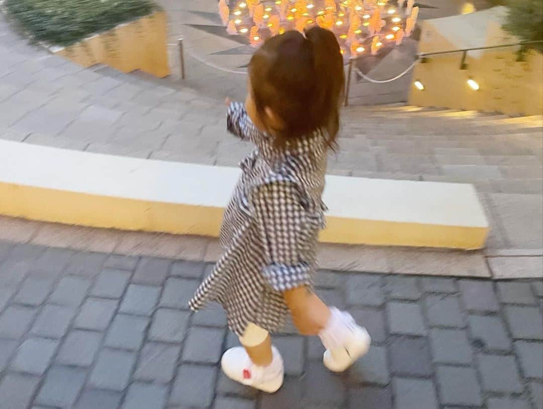 正田美里（みさみさ）さんのインスタグラム写真 - (正田美里（みさみさ）Instagram)「ラ チッタデッラ!! イタリア🇮🇹のヒルタウンがモチーフでとってもオシャレ✨ 娘は噴水からなかなか離れてくれなかった。30分に1回、音と光の噴水のショーがあって、何回みたことか（笑）🤣 毎回飛び出す噴水に驚く娘が可愛すぎたw  #CINECITTA’ #チネチッタ #3歳児 #夏休み #こどものいる暮らし」7月21日 21時14分 - misamisaupiupi